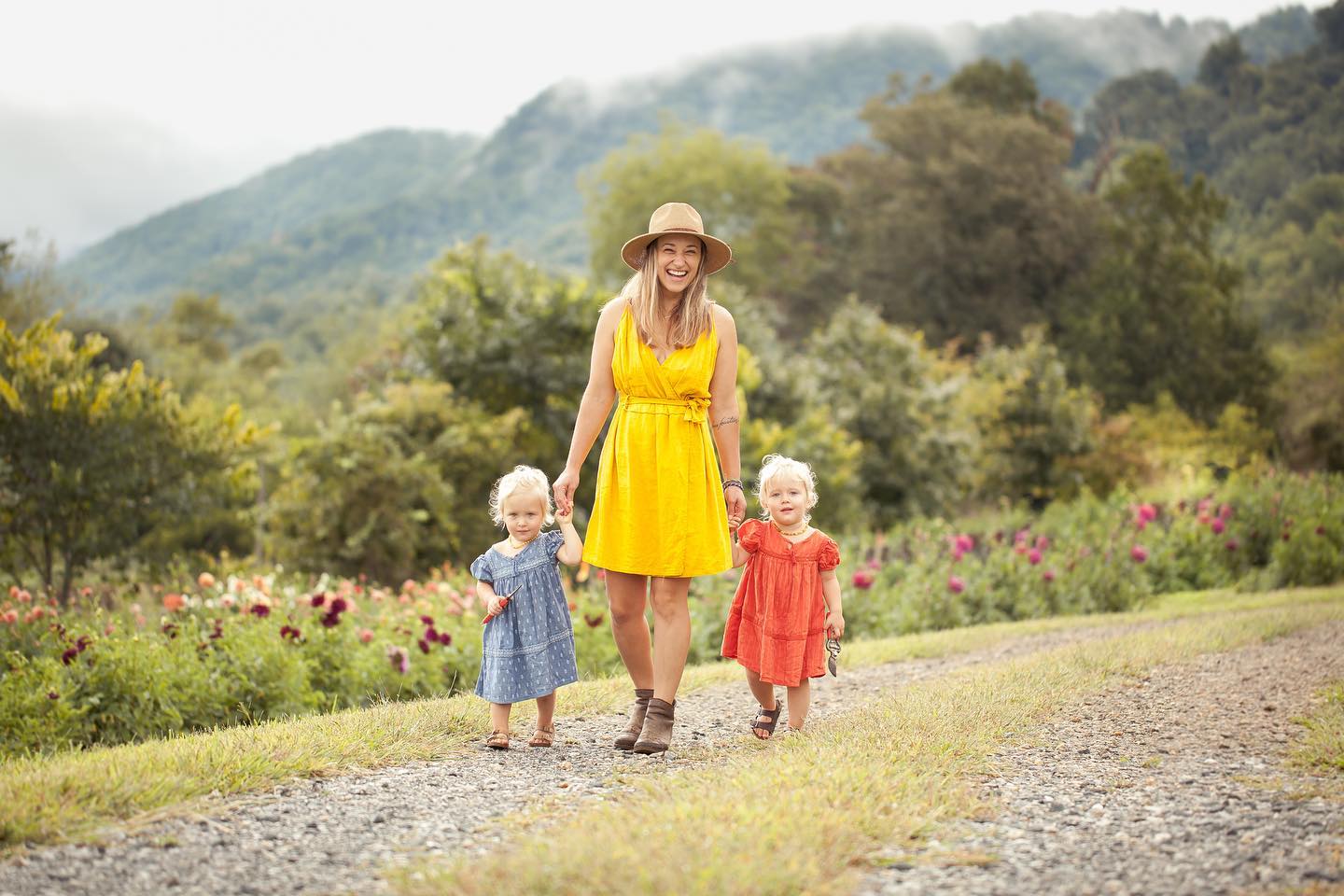 Airlie & Ever Bloom » An ode to the end of summer with a family tradition, picking dahlias at a flower mountain farm. ✨
··· Our Simply Series™ FAMILY sessions capture your beautiful blossoming family for any occasion, celebration, vacation, or no reason at all. Chasing stunning light and authentic love, these sessions consciously capture the season of your family, now. ···
#cassieleahphoto