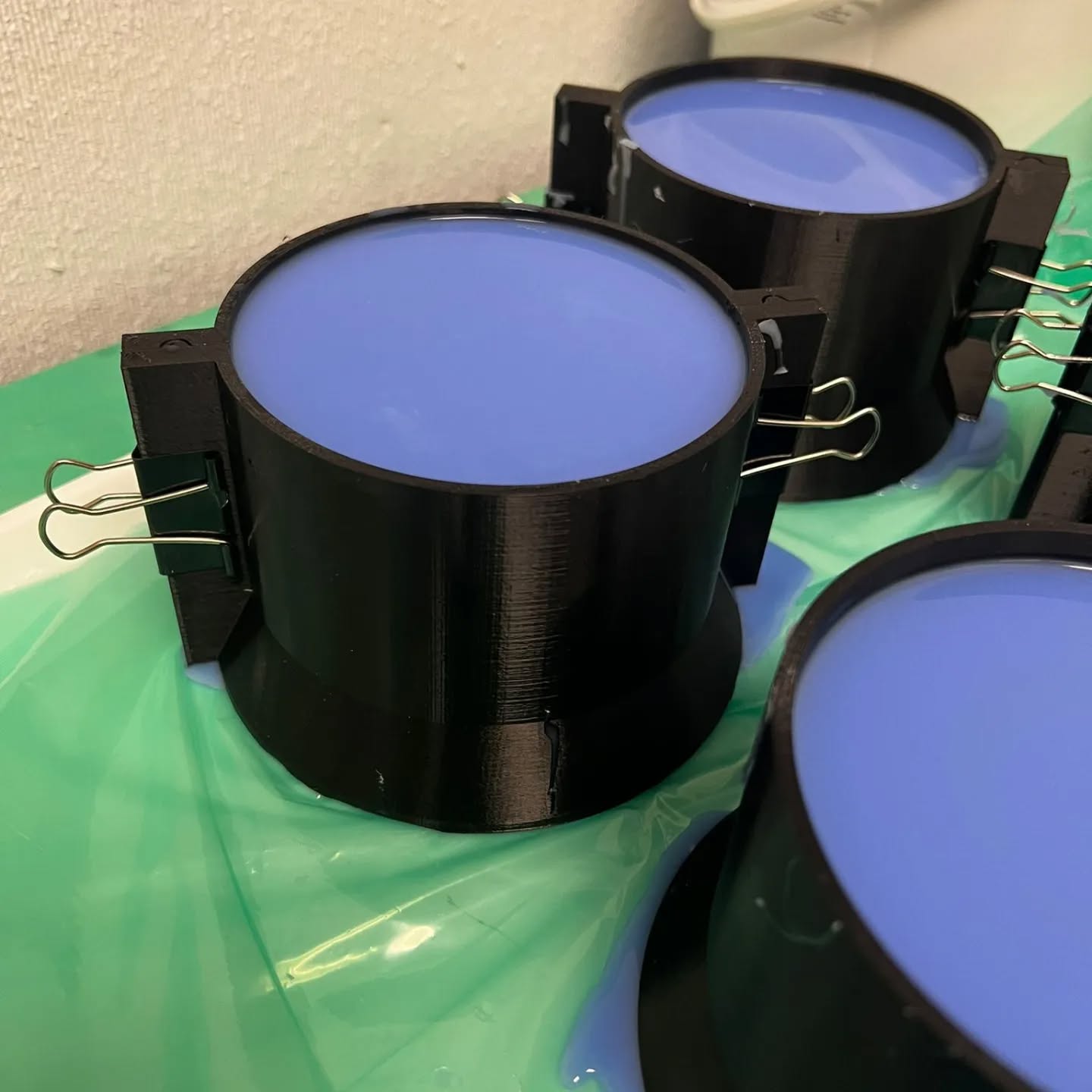 Er wordt druk gewerkt met de door ons ontworpen en 3D geprinte mallen! De klemmen houden de twee delen van de mal bij elkaar en zorgen ervoor dat het materiaal gemakkelijk los komt. Succes @floralstories.nl!
English:
@floralstories.nl is working hard with the molds which we designed and 3D printed! The clamps hold the two half shelves together and ensure easy removal of the material from the mold.
#3beeprinting
#3ddesigns
#3ddesign #3dmodeling #3dprinting #mal #siliconemolds #moldmaking #molddesign
#moldmaker #molds #silicone