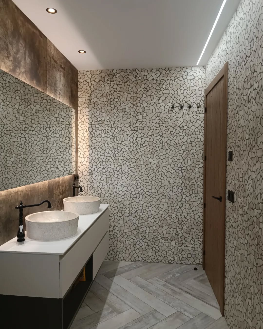 BANY 🚽🚿🧽
El que abans era un rebost, ara és un bany, doneu una ullada i podreu veure com era i com és ara 🤎
Quan mirem el resultat d'aquest bany, veiem un espai amb molta personalitat i caràcter, us transmet el mateix a vosaltres? 🤔
#espaih #bany #interiors #interiordesign #arquitecturainterior