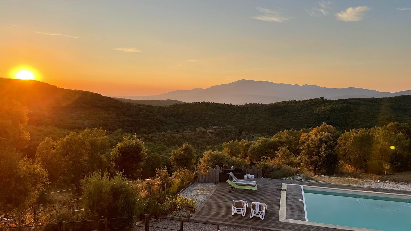 Venez, vous aussi admirer le lever du soleil au mas la Marchette à partir d’avril 2023. #paysage #chambredhotes #cointranquille