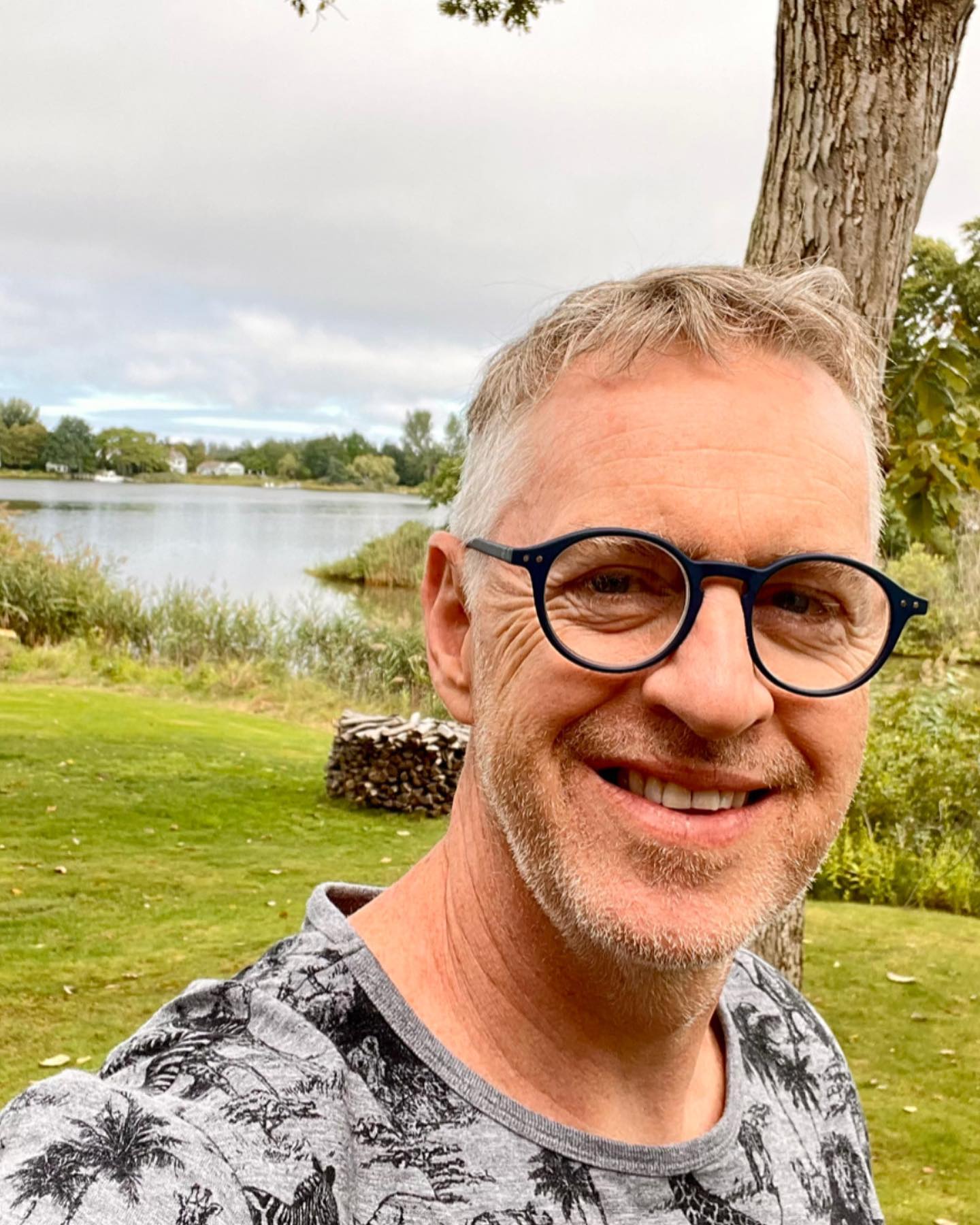 SO refreshing out in the Hamptons. Canāt believe I keep forgetting I need breaks from the city. (I thought moving to brooklyn fixed that. Itās way less intense butā¦still NYC. š)
4 days and feel like a new man. I SLEPT so much better. (Not 20 feet from my workstation. Duh.)
Stunned a little by how much I wrote yesterday, a lot by how easily it flowed. Like it used to. (This is a few feet from my yesterday desk.)
What great friendsāto hang out with, and then to share their homes. Thank you! šš)