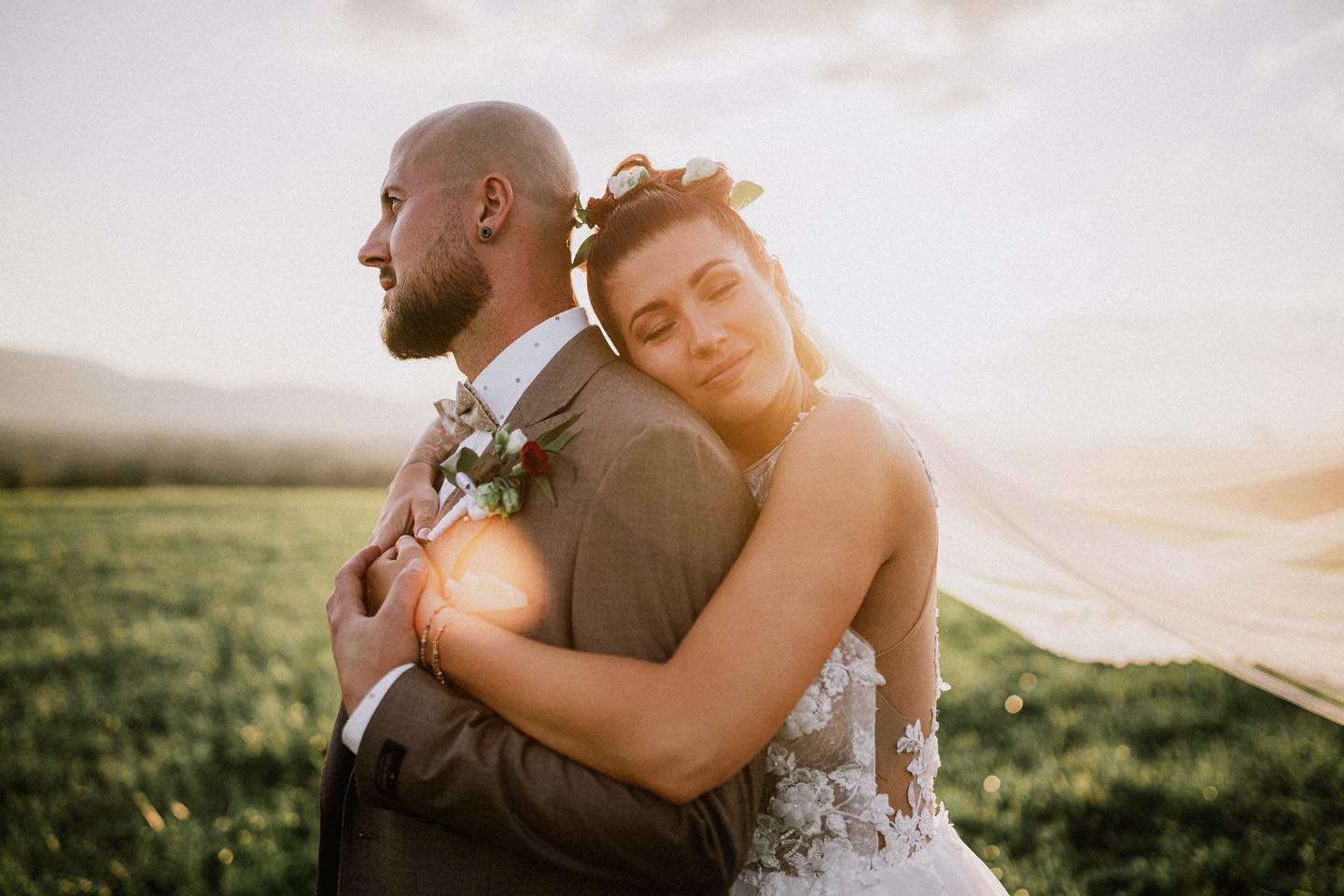 Jana a Tomáš:)
.
.
#svatba #svatebnisaty #svatba2022 #svatebnifotograf #svatebniinspirace #svatebnifoto #wedding #weedingdiaries #portret #instawedding #bride #portretnifotografie #svatebnimisto #sunsetphotography #feelings #fotograf #fotografostrava #weddingphotographer #weddingday #beskydymountains #svatbavbeskydech #ślub #slubneinspiracje #weddingphotography #svatbavprirode #fearlessphotographer