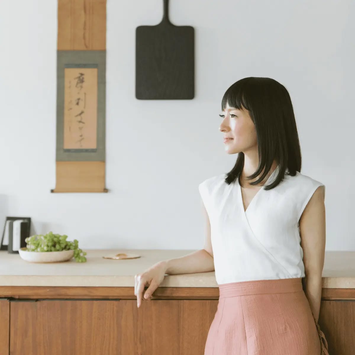 Marie Kondo ist Japanerin und widmet ihr Leben der Ordnung. Ihre Methode ist genial: man räumt das ganze Zuhause nicht nach Räumen, sondern nach Kategorien auf. Dabei fragt man sich bei jedem einzelnen Gegenstand: macht mich das wirklich glücklich? Denn warum sollten wir uns mit Dingen belasten, die uns keine Freude bereiten?
#glueckssachen #sparkjoy #konmari #mariekondo #konmariconsultant #magiccleaning #ordnung #ordnungscoach
Fotocredit: KonMari Media, Inc.