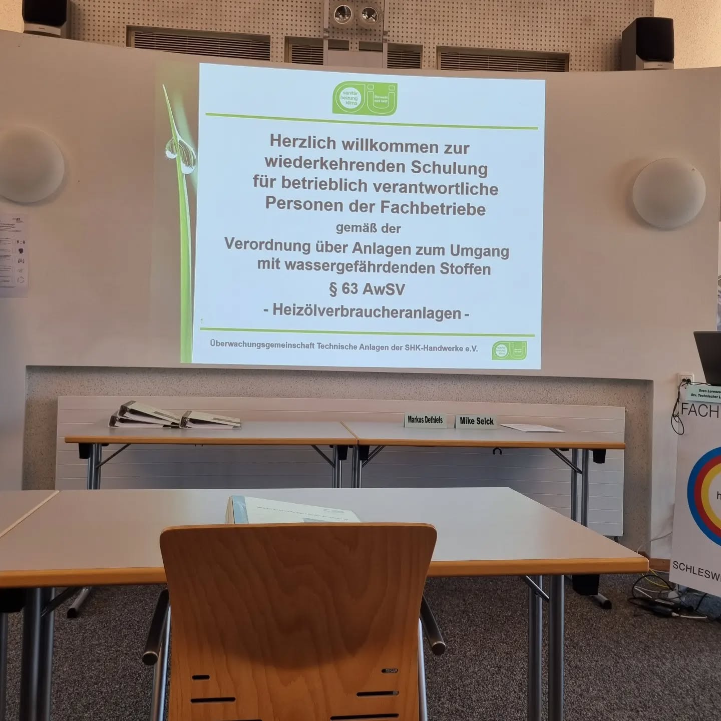 Damit wir auch weiterhin gewissenhaft und rechtsmäßig Wartungen und Installationen an Heizölanlagen und Tankanlagen durchführen dürfen, sind wir heute beim Fachverband und lassen uns schulen zum Thema Wasserhaushaltsgesetz