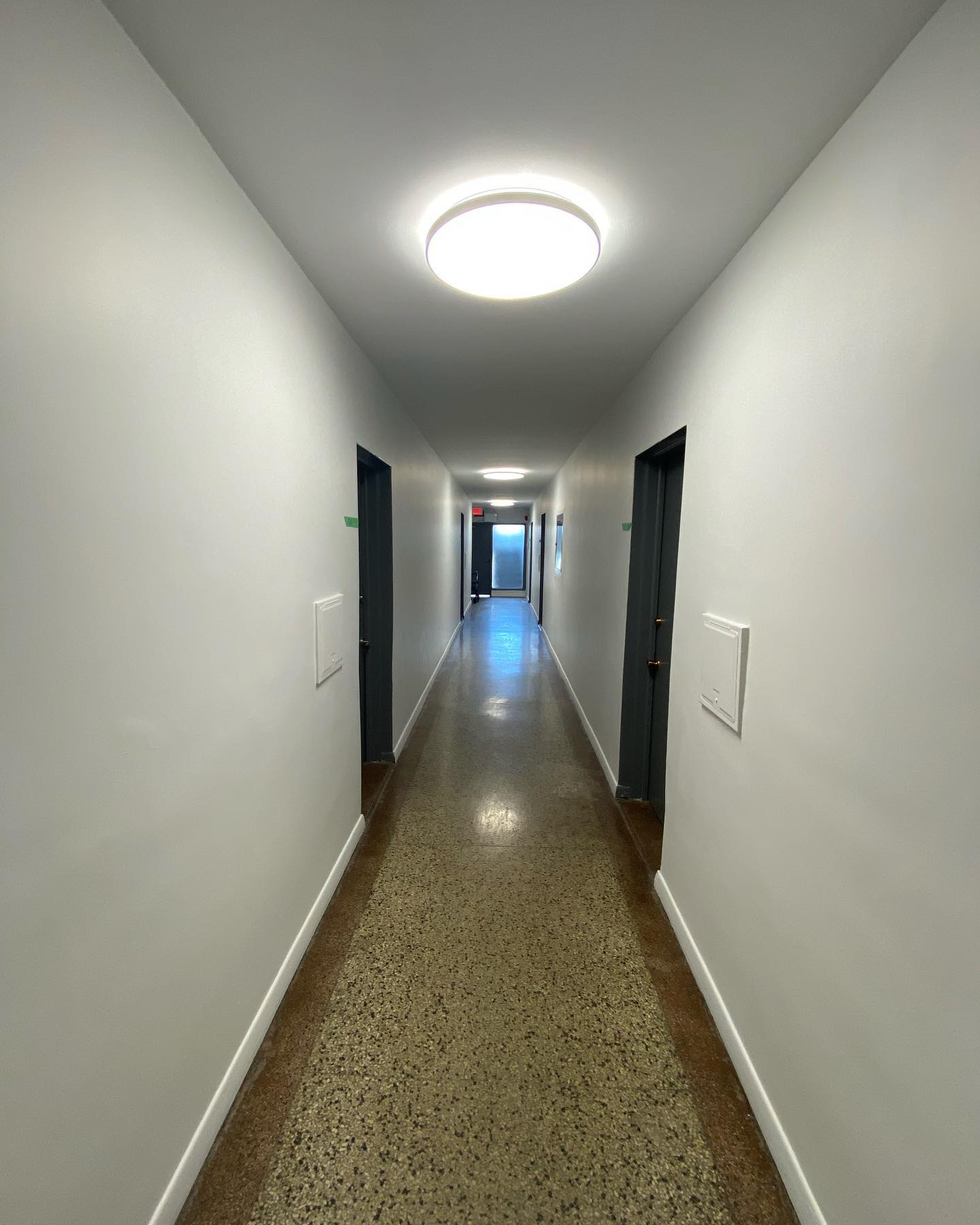 We just finished painting this low-rise building in Toronto.
Swipe➡️
➡️3 hallways
➡️laundry room painting
➡️stairwell painting including railing & steps
➡️Delaminated wall repairs
➡️some exterior painting not shown
.
.
.
.
.
.
.
.
.
#painting #toronto #dulux #benjaminmoore #plaster #mudding #paintlife #renovation #decor #decoration #colorisedecor