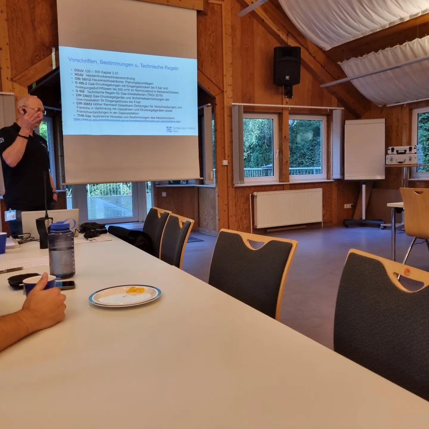 Auch heute waren einige Gesellen und Meister von uns unterwegs zur Schulung, beim Gasversorger. Hier gab es nicht nur trockene Theorie sondern es durften auch alle an die Übungswände und die fachgerechte Prüfung, für Inbetriebnahme und Wartung der Gasdruckregelgeräten, durchführen.