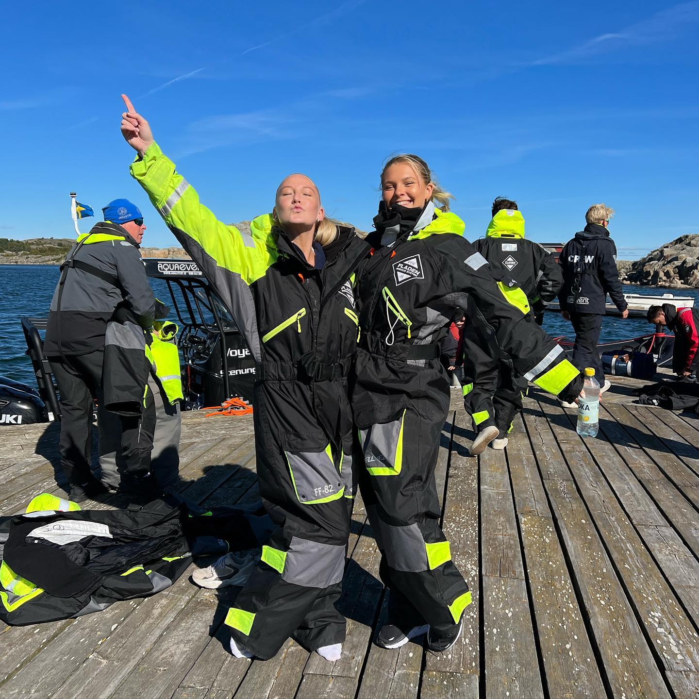 Lisa och Johanna påväg med gruppen för lunch🚤