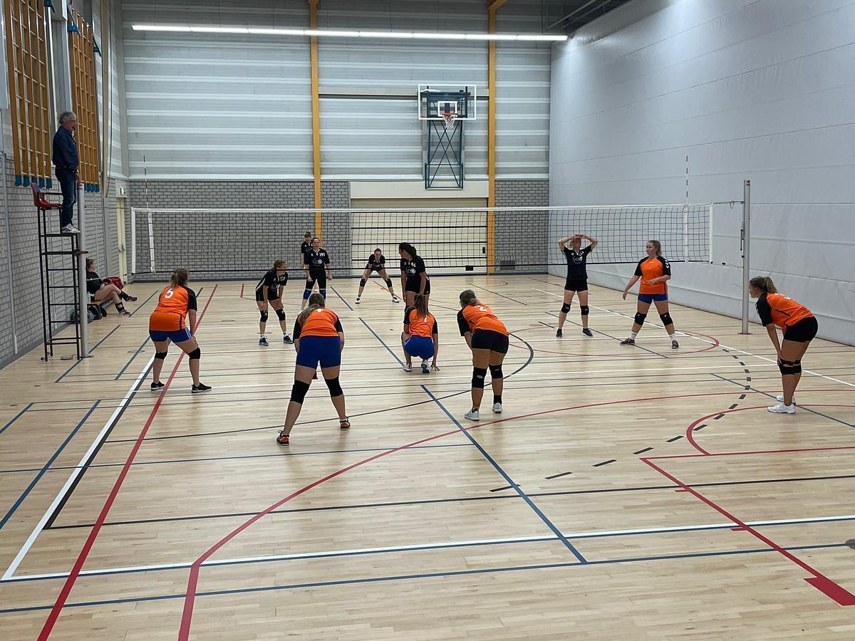 Gisteren eindelijk de eerste wedstrijd van Dames 1. Lang hebben ze er naar uit gekeken (en een beetje tegen op). Helaas 4-0 verloren maar een hoop ervaring opgedaan. Het gaat een mooi seizoen worden!