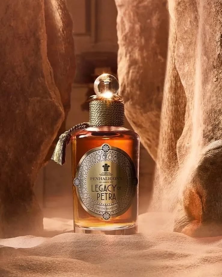 In un mondo di caldi venti del deserto e sabbie color ambra dorata, ti aspetta un viaggio straordinario. #Penhaligons presenta L'eredità di #petra . Una nuova fragranza con note di mirra, bergamotto e ambra legnosa. Una fragranza opulenta ed ardita, che ci trasporta attraverso le valli e le gole erranti di Petra.Sensualità e forza caratterizzano il bagliore ambrato di uno scarlatto tramonto che si sprigiona alla fine di questo particolare viaggio...
.
#profumerialorenzi #lorenzi #profumeriadinicchia #profumeriaartistica #paolosarpimilano #profumeriamilano #botteghestorichemilano
#legacyofpetra