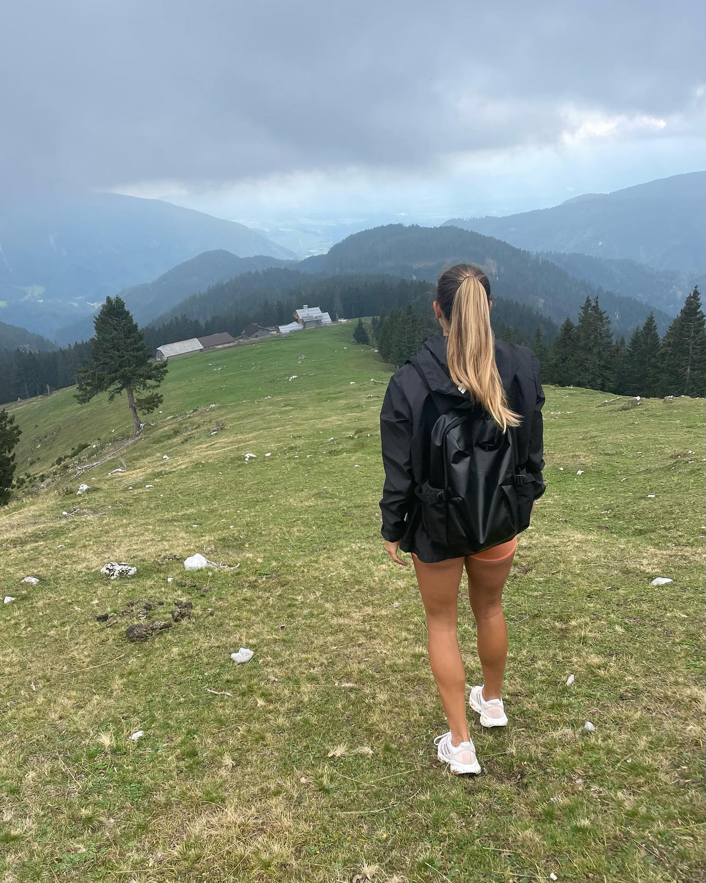 Hej Badass Bejbe!
Upam, da se je vaš vikend lepo začel. 💕
Poletja je konec in potrebno bo zbrati nove moči in motivacijo za delo na sebi. Jaz sem v tem tednu v svoj urnik že dodala aktivnosti in moram priznat, da sem si ponovno dvignila energijo in voljo za treninge. 😍Skočila pa sem tudi na Kofce, kjer sem si nabrala kar nekaj korakov in si za nagrado naročila tudi božanske štruklje.🫐🍫
V komentar zapiši ali si sama že začela s kakšnimi aktivnostmi ali še čakaš na dodatno motivacijo?😬👇🏼