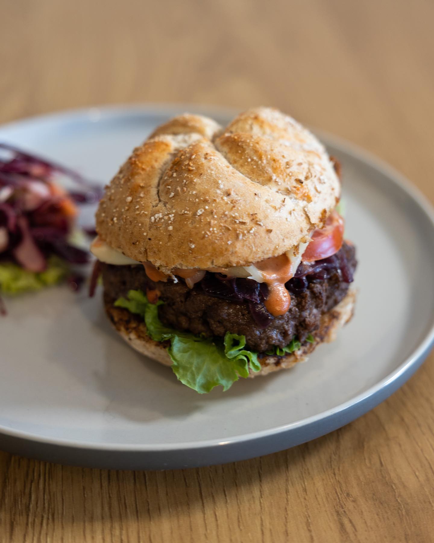 SLASTEN BADASS BURGER🍔
(Podrsaj levo za recept🤤)
Glede na to, da sem danes objavila recept za burger in večina punc meni, da ne spada med ‘zdravo’ hrano, bi dodala tole.
Najbolj me osrečuje napredek strank. Pa ne samo na področju treningov in vizualnega izgleda, ampak tudi napredka v prehrani in njihovemu pogledu na njo.
Punce, ki se lotijo preobrazbe sprva želijo iz prehrane črtati vso hrano, ki velja za ‘nezdravo’ oz. bolj kalorično. Ampak dlje časa, ko vztrajajo v naših programih opazim, da kar naenkrat vzljubijo vso hrano in začnejo v njej uživati brez slabe vesti. Tako potem dosežejo tudi zdrave in dolgoročne rezultate.
In verjamem, da lahko vse te spremembe uspejo tudi tebi! Če še nisi ta tej točki, ni panike. Samo želim ti povedati, da lahko prideš tja.💕
#badassbejba #badassrecipe #recipeoftheday #homemade #recipe #burgerlover
