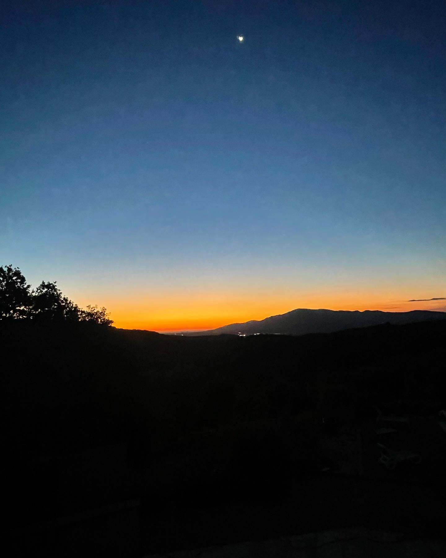 Les matins se suivent mais ne se ressemblent pas. Couleurs incroyables et splendides, on ne s’en lasse pas #leverdesoleil #intensité #paysage #nature #pyreneesorientales #ceret #picducanigou