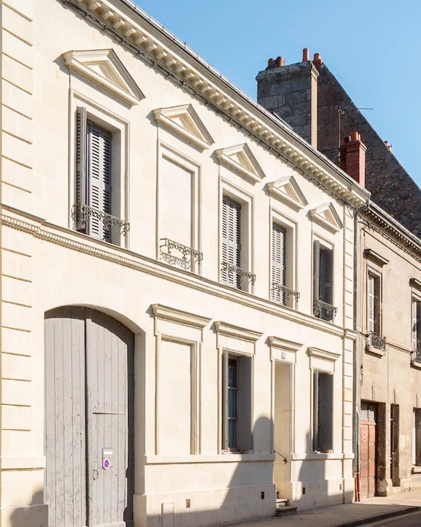 @lavievoyage37 : Découvrir la trÚs belle région française du Val de Loire, ses chùteaux, sa nature et sa gastronomie
SĂ©journer dans un hĂ©bergement de charme au cĆur des ChĂąteaux de la Loire : Azay-le-Rideau, Villandry ou encore Rigny-UssĂ©
Partir le temps d'un week-end en amoureux Ă moins de 2 heures de Paris en train depuis la gare de Montparnasse ou Ă moins de 2h30 en voiture
Faire une halte lors de votre périple le long de la Loire à Vélo ou lors de votre départ en vacances. Trouver une maison d'hÎtes proposant à la fois des chambres d'un haut niveau de confort et une solution de gastronomie
Un ancien HÎtel particulier en pierre de tuffeau du XVIllÚme avec son histoire, son architecture ainsi que sa surprenante cour intérieure
Une ambiance chic, design et décontractée avec le choix fort du made in France en privilégiant les marques françaises
4 chambres d'hÎtes dont 2 suites avec terrasse privative et 1 avec baignoire balnéo
Une capacité d'accueil totale de 8 personnes pour réunir votre tribu en formule privatisation
Un dĂźner sur le pouce maison issu de produits locaux pour ne pas sortir tous les soirs au restaurant
Un panier panier-nique gourmand maison issu de produits locaux pour profiter pleinement de votre iournée à la découverte du Val de Loire
Un petit déjeuner « maison » élaboré à partir de produits locaux et/ou biologiques
Une hÎtesse passionnée par sa Touraine natale, vous conseiller une visite, un vignoble ou un restaurant.
HTTPS://www.GuestandHouse.com/la-vie-voyage-chambre-d-hotes-tours
#chateauxdelaloire #hotelparticulier #tourraine
#chambrehote #chambrehotedecharme