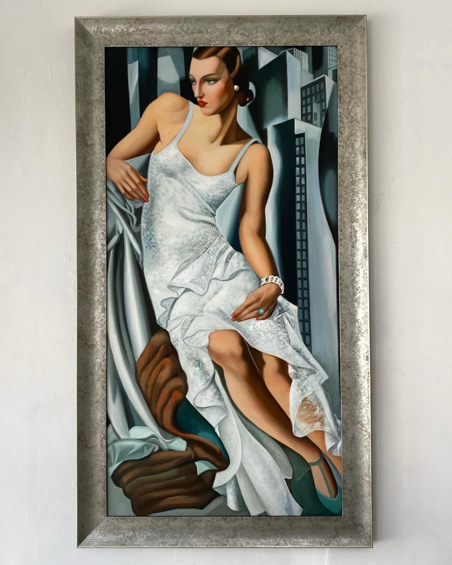 Check out this beautiful painting framed with one of our new frame designs. It’s a beautiful textured silver frame with a curved bevel. It’s a modern and classic look all in one, perfect for this beautiful painting.
.
#frame #miamiframer #framedesign #painting #art #arquatimoulding #framing #frameshop