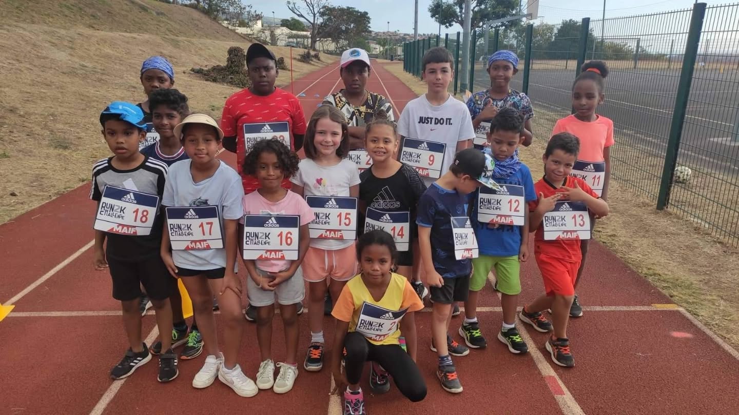 Samedi après-midi s’est tenue la journée portes ouvertes de 14h à 18h. Cette journée 3 en 1 permettait aux enfants de 7 à 11 ans de participer au Kinder day.
Les ateliers proposés (saut en croix, tir à la corde, initiation perche, saut en longueur, sprint, sprint – haies relais, jeu morpion, 1000m).
21 enfants étaient présents.