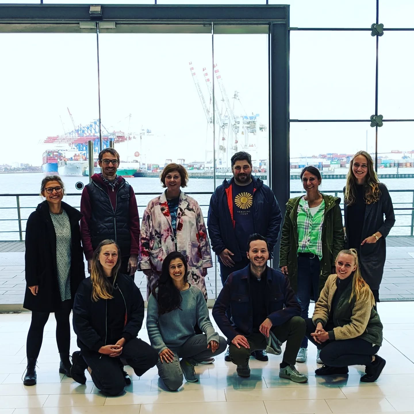 Der einzige Weg, Großartiges zu leisten, ist, zu lieben, was du tust!
Die Phase BE wird bald 5 Jahre alt. Und hat viel geleistet. Großartig!
Mehr als 900 Jugendliche in 30 Projekten bundesweit haben wir in diesen Jahren über einen langen Zeitraum begleitet, gefordert, motiviert, gestärkt, orientiert...sie sind unser Fokus, ihre Entwicklung unser Maßstab...
Unser Team hat sich in den Jahren aufgestellt, erweitert, verändert, überfordert, entwickelt...immer begleitet und verstärkt durch unsere wunderbaren und ermutigenden Partner und die bundesweit verteilten und großartigen Teamer:innen.
Entwicklung ist anstrengend. Und großartig. Und man muss immer viel atmen.
Nach diesem dritten Sommer unter Corona-Bedingungen sind wir stolz und glücklich, was wir gemeinsam geschafft haben. Immer in Aktion und hands on. Und immer weiter gemacht
In vier intensiven Klausur-Tagen in Hamburg haben wir uns als Team jetzt konzentriert, reflektiert, gefeiert, verunsichert, und besser kennengelernt. Das war toll!
So können wir weitermachen und freuen uns auf neue Wege, neue Herausforderungen, Jugendliche, Wachstum und .. Stabilität!
#dankbar #sozialunternehmen #organisationsentwicklung #klausur #team #gemeinsam #wirken #empower #bildungheisstentwicklung #motivierenstärkenorientieren #berufsorientierung #jugendliche #großartig #leistung #impact #femaleleaders