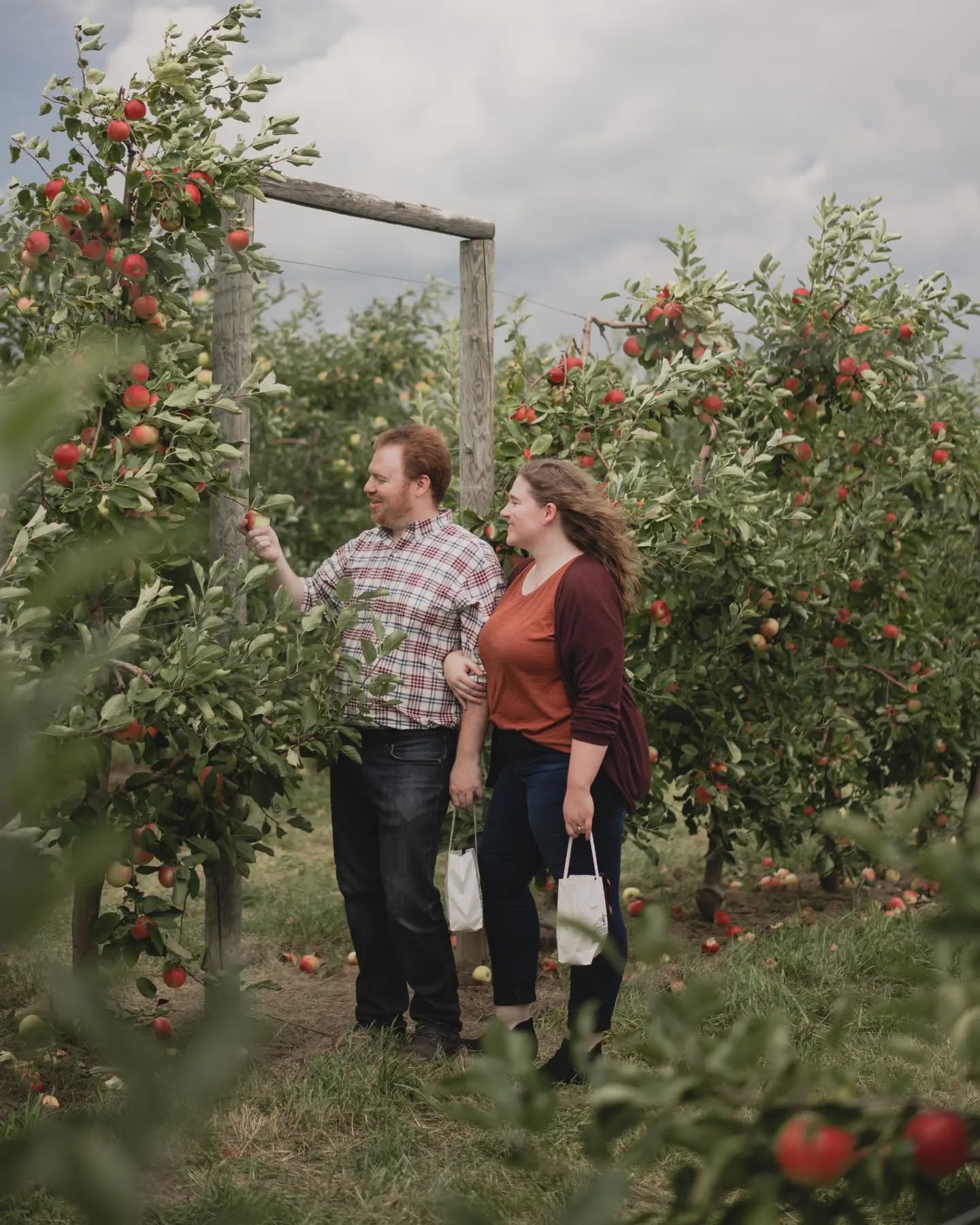 Picked the right one. 🍎
.
.
.
#applepicking #love #couplegoals #orchard #auroraphotographer #familyphotos