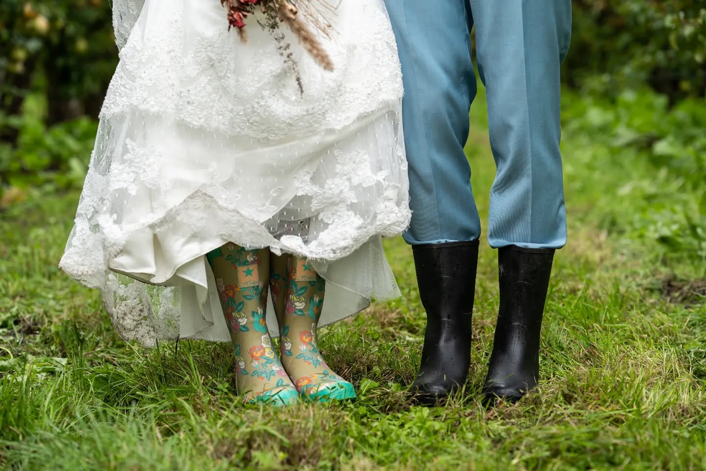 Altijd in oplossingen denken en voorbereid zijn 😎🌦 Al veel bruiloften op regenachtige dagen gefotografeerd, maar het komt al-tijd goed 😏🙌 Je bedenkt een plan B van tevoren, je houdt Buienalarm in de gaten en het belangrijkste: je houdt er plezier in 🥳
#bruidsfoto #verloofd #bruidsfotograafdelft #bruidsfotografie #bruidsfotograafzuidholland #bruidsfotograafnederland #weddingphotographer #wedding #weddingphotography #wijgaantrouwen #trouwenin2022 #trouwenindelft #olmenhorst #stadhuisdelft #deolmenhorst #boomgaard #lisserbroek