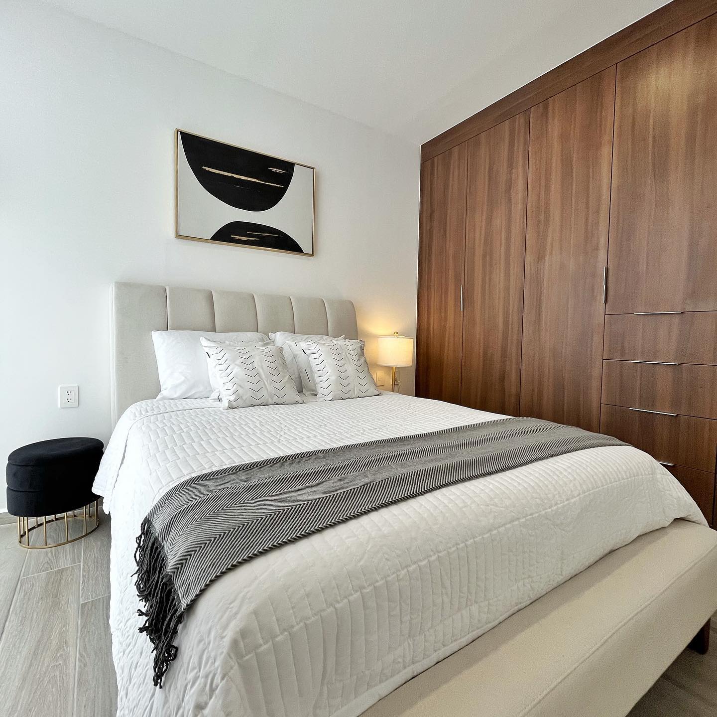 Cuadro Luján. Perfecto para cualquier área de tu casa. Sus figuras abstractas en color negro con un toque de dorado dan a tu espacio elegancia. Encuéntralo en www.roy.mx
.
.
.
#cuadro #cuadrodecorativo #deco #decoracion #interiores #decora #interiordesigner #interiorismo