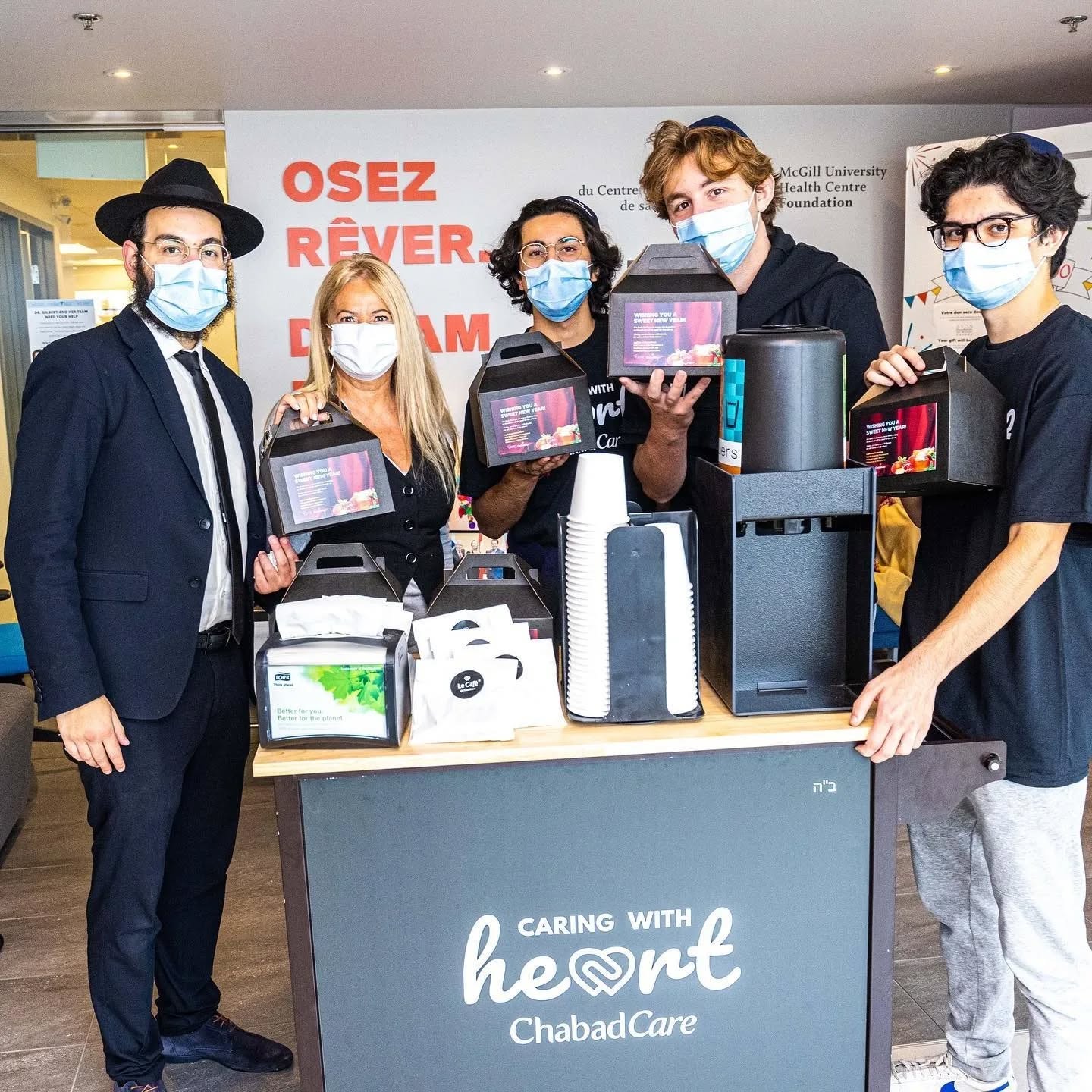 ☕✨ There's a new Caring on Wheels coffee cart at MUHC!
@chabadcare debuted their new cart by sharing coffee, Rosh Hashana caregiver gifts, and lots of love with the amazing caregivers and patients at the Glen. ❤️
#muhc #roshhashana #newyear #chabad #jewish #chabadoncall #medical #hospital #caregiver #thankyou #coffee