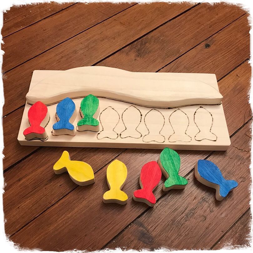 En fait les petits pois sont multicolores et du coups les petits poissons aussi !!! Jeu de mémoire #jeu #jouets #jouetsenbois #petitpois #poisson