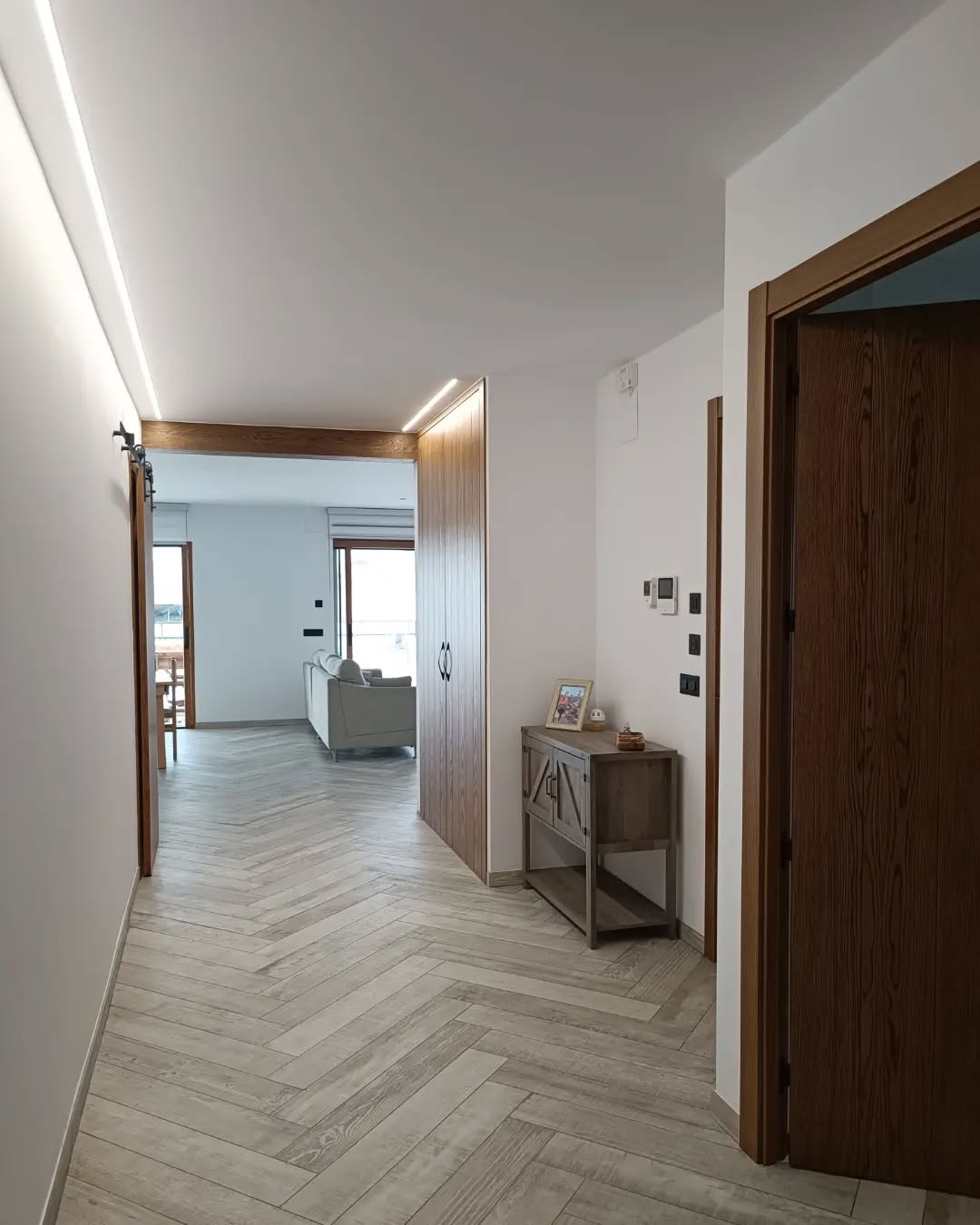 L'abans i l'ara d'una entrada i un passadís que han canviat completament 💫
#espaih #interiors #interiordesign #arquitecturainterior #reforma