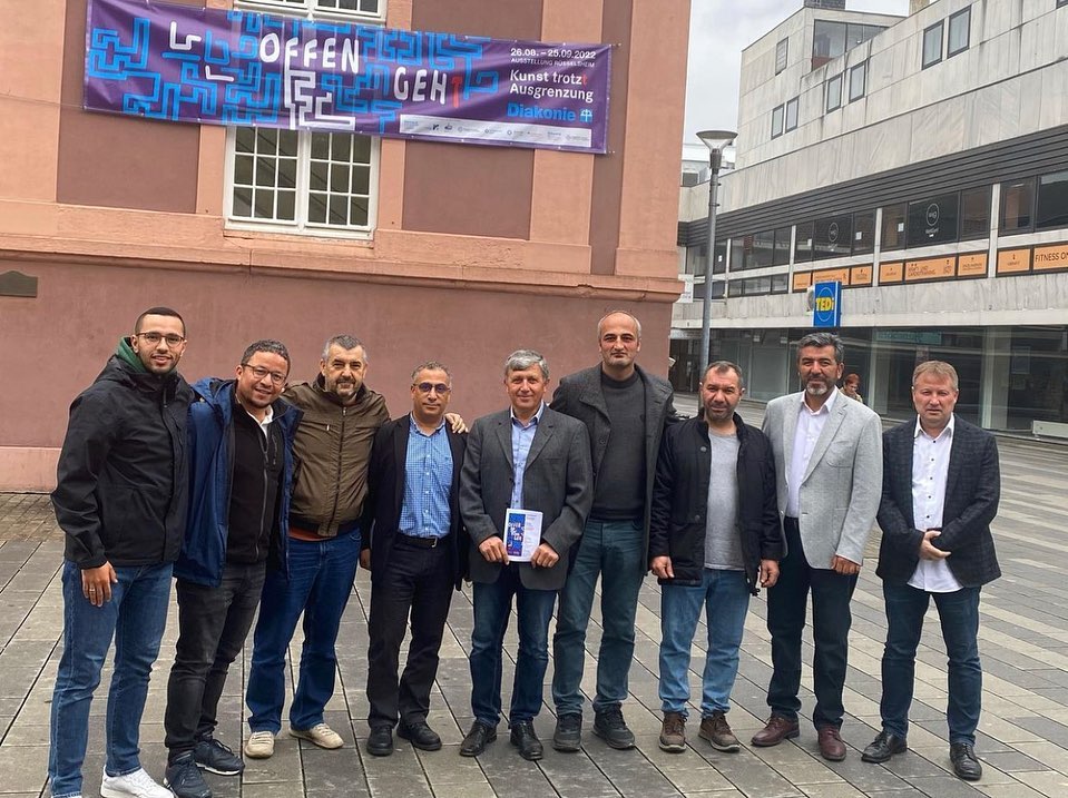 Interkulturelles Fiedensgebet 2022 unter dem Motto„offen geht - am besten gemeinsam!“
Am Sonntag, den 26.09.2022 haben wir uns mit Vertretern verschiedener Kultur- und Religionsgemeinden in der evangelischen Stadtkirche zum Friedensgebet getroffen.
Im Anschluss haben wir uns im @cafe_am_markt_ruesselsheim über gemeinsame Zukunftspläne unterhalten.
Wir hoffen und wünschen uns mehr Frieden.
Dies soll ein Zeichen und ein Beginn sein, dass wir daran arbeiten.