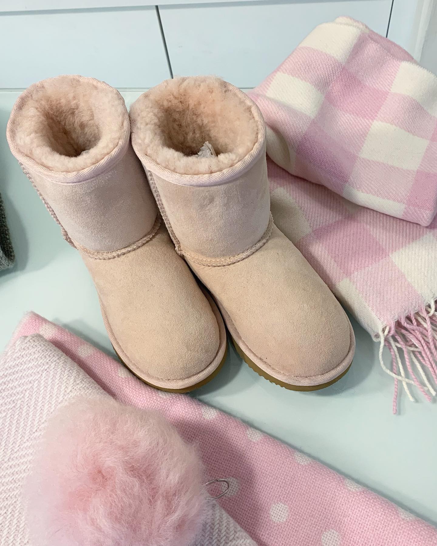 Your princesses will not remain indifferent to this pink look 😍. A soft and delicate scarf wraps up like a cloud ☁️ and creates a feeling of warmth and comfort in cool weather🧣. The pampon keychain will become a favorite accessory 😍 and a great addition to warm uggs
#scarf #handmade #galwayclothing #winterfashion #ireland #forgirls