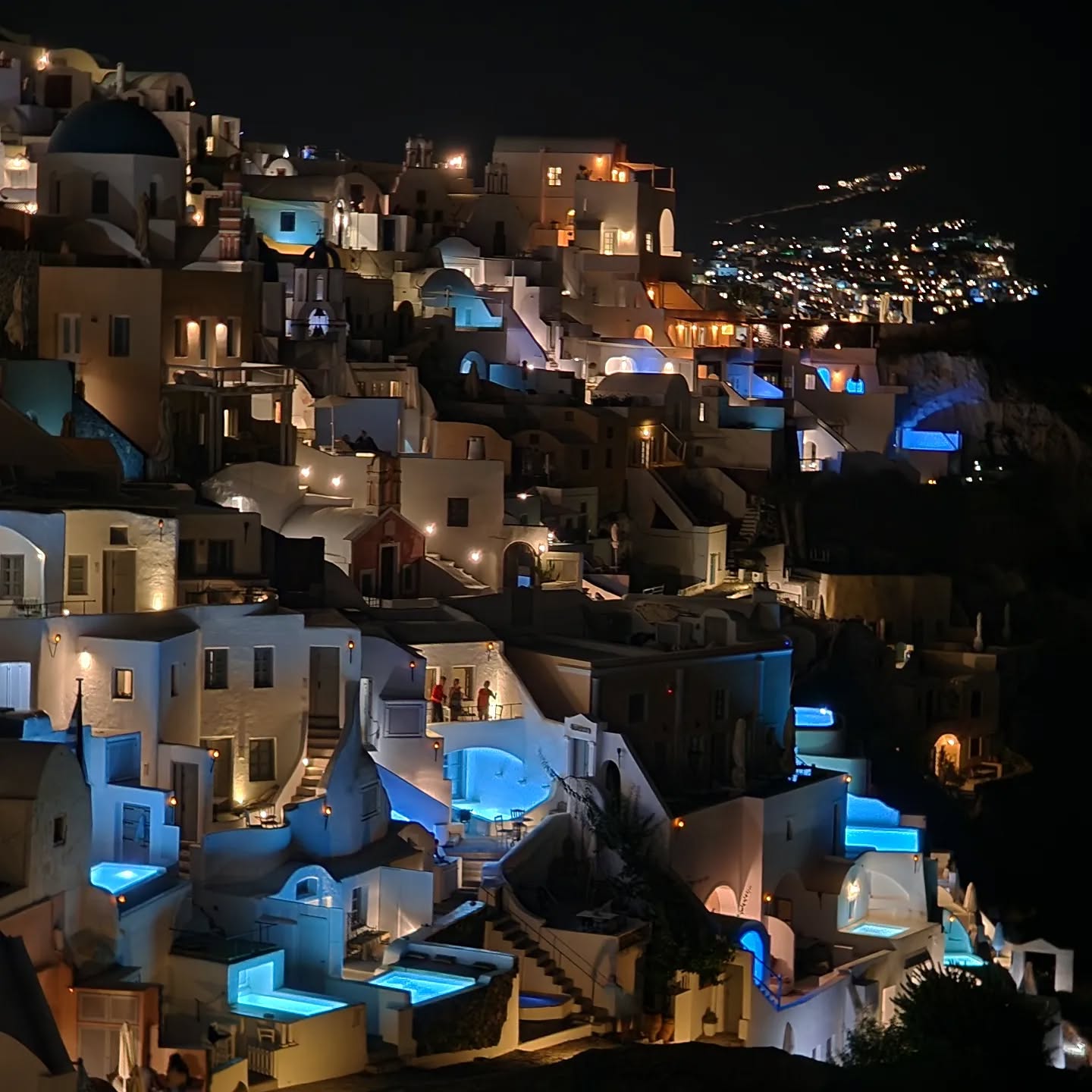 Night vibes 🌃 #greece #santorini #oia #oiasantorini #night #travel #greece🇬🇷 #steps #somanysteps #nightshoot #neighborhood