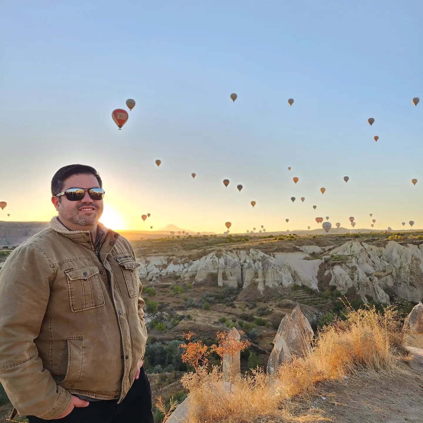 Balloons 🎈 & Valleys #cappadocia #kapadokya #turkey #turkey🇹🇷 #turkeytravel #balloons #hotairballoon #travel #asia #lovevalley #lovevalleycappadocia #lovevalleycappadociaturkey🇹🇷 #family #sunrise #sunriselover #sunriseoftheday #hotelviews #mithracavehotel