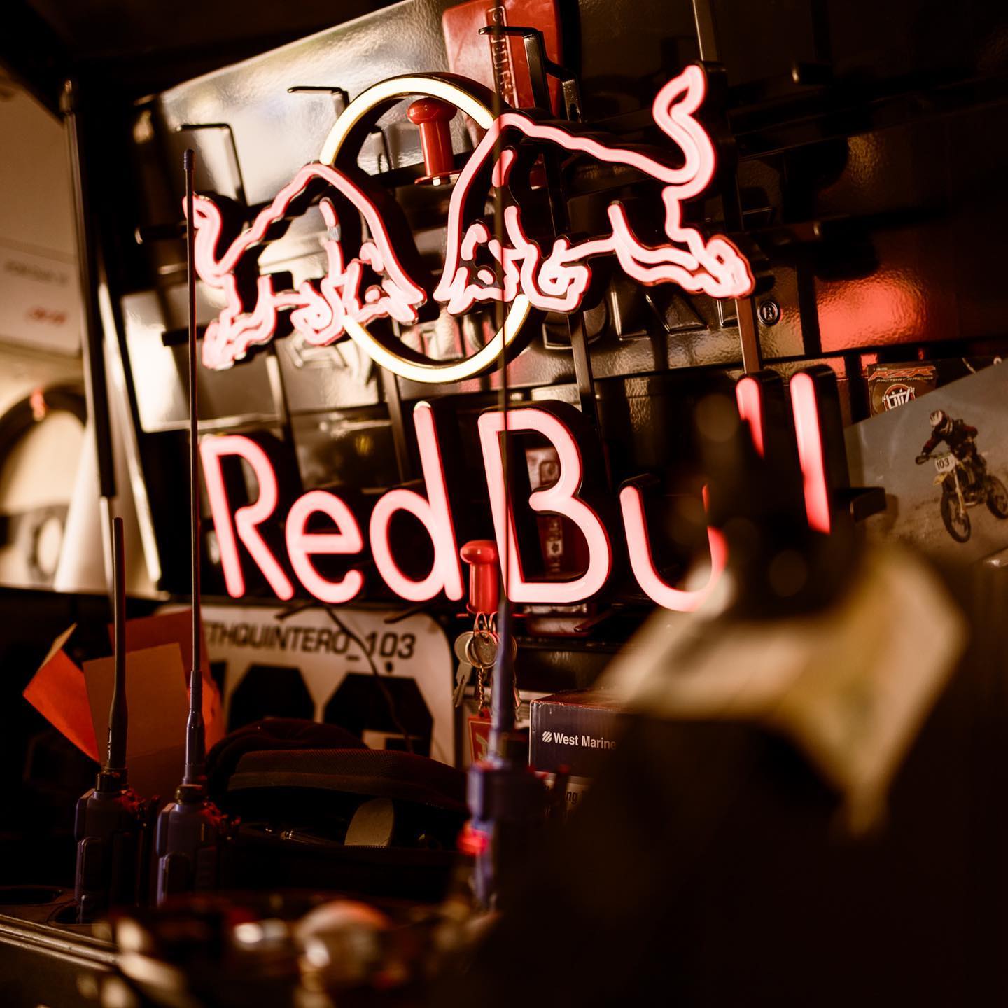 Im August durften wir für @redbull in die Staaten fliegen und vom Nachwuchs-Talent Seth Quintero eine Homestory drehen, die Ende des Jahres in der Webserie “Discover Dakar – from dawn till dust” veröffentlicht werden wird.
Die jet lags waren fies, die Nächte verdammt kurz, aber das Material auf Band hat am Ende alles rausgerissen!
#losangeles #filmcrew #redbull #agenturmuenchen #nopantsclubmuenchen