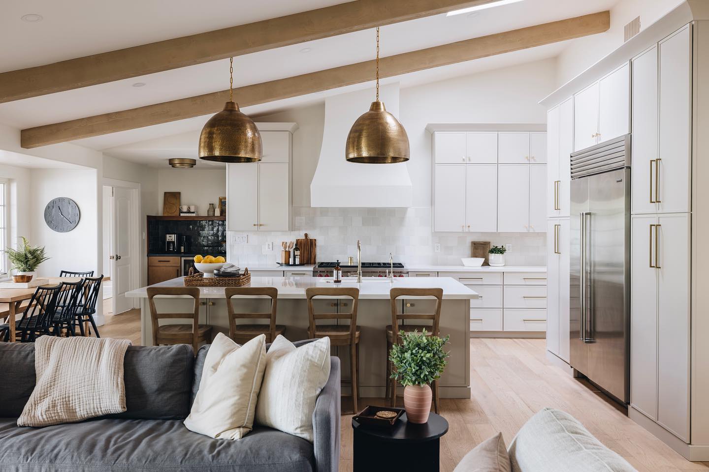 Check out this GORGEOUS kitchen!! #kitchencabinetsdesign #cabinetdesign #kitchencabinet