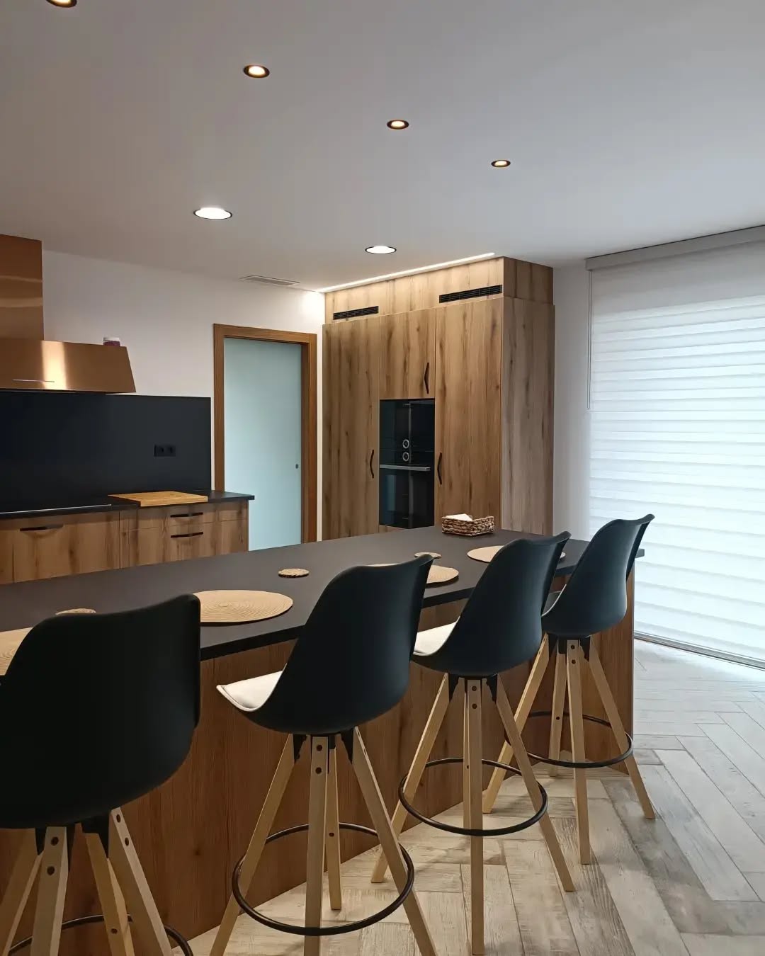 Us agraden les cuines amb colors foscos?____________________ 🤎🖤
#espaih #interiors #interiordesign #arquitecturainterior #kitchendesign #cuina