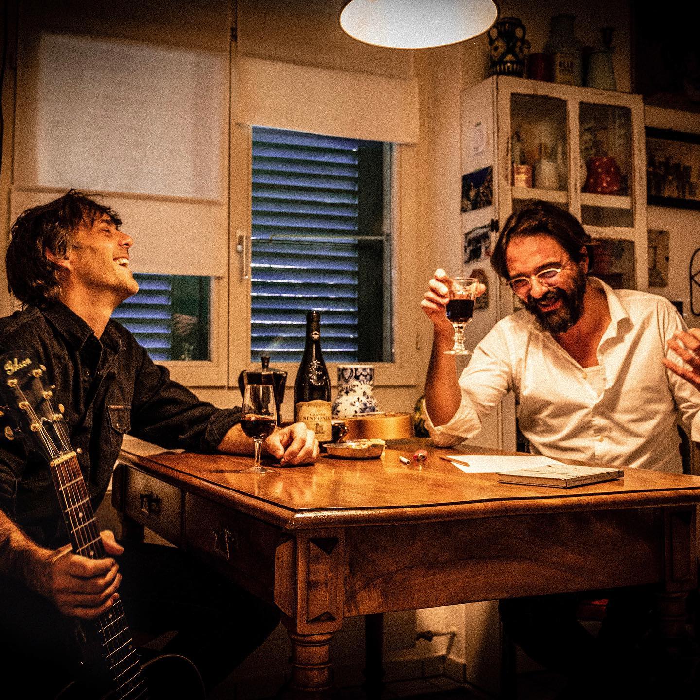 SONGCIRCLE
MIT ADRIAN STERN UND HENDRIX ACKLE
Auf geht's in eine nächste Saison mit unserem Lieblingsliederabend Songcircle in der Stanzerei Baden!
Wir freuen uns riesig, euch unsere kommenden Gäste zu präsentieren und den Vorverkauf für alle Songcircles zu eröffnen!
23.11.22
Claudia Masika & Ritschi
22.02.23
Nola Kin & To Athena
05.04.23
Frölein Da Capo & Brendan Wade
31.05.23
Martina Berther & Surprise Guest
Weitere Infos zu Songcnter www.songcircle.ch
Wir freuen uns sehr auf Euch, auf unsere Gäste, auf spannende Gespräche und unvergessliche musikalische Momente!
@vinisacripanti 🙏🎶🍷
@stanzereibaden
@ritschivoice @claudiamasika @nola__kin @to_athena @froelein_dc @brendanwadeirishfolk @martina_berther_ #songcircle #lieblingssongs #