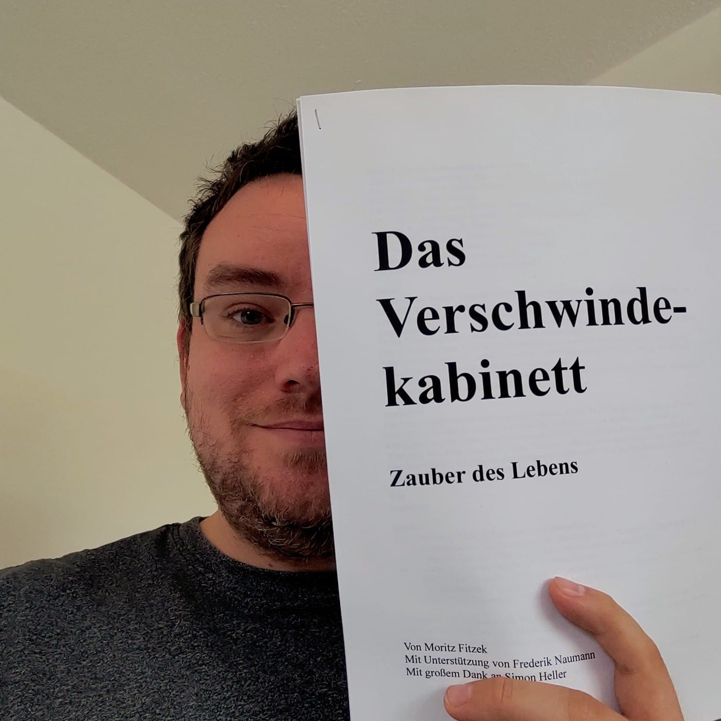 Heute wurde "Das Verschwindekabinett - Zauber des Lebens", mein zweites Theaterstück, veröffentlicht!
Es handelt von Bastian. Ersteht mitten im Leben. Doch eines Abends ändert ein Paket sein ganzes Leben. Der ambitionierte Zaubereifan bekommt unvermittelt das magische Verschwindekabinett seines größten Vorbilds geliefert. Doch als er damit einen Zaubertick testet, erscheint plötzlich aus dem Nichts eine Person darin und stellt sein ganzes Leben für immer auf den Kopf…
Das Stück basiert auf einem Traum von mir und die Vollendung wäre ohne die Hilfe von Frederik Naumann und Simon Heller nicht möglich gewesen. Vielen Dank an Euch!
Die Bilder zeigen verschiedene Szenen aus dem Stück und dieses und jenes ;-)
DM für Leseprobe an mich!
#cantusverlag #mofliz #theater #theaterstück #theaterautor #fitzek #cantus #autor #schriftsteller #dasverschwindekabinett #verschwindekabinett #zauberdeslebens #zauber #zauberei #bühne #leseprobe #spieluhr #tagasterno #bastian #aufführung #moritzfitzek #schreiben