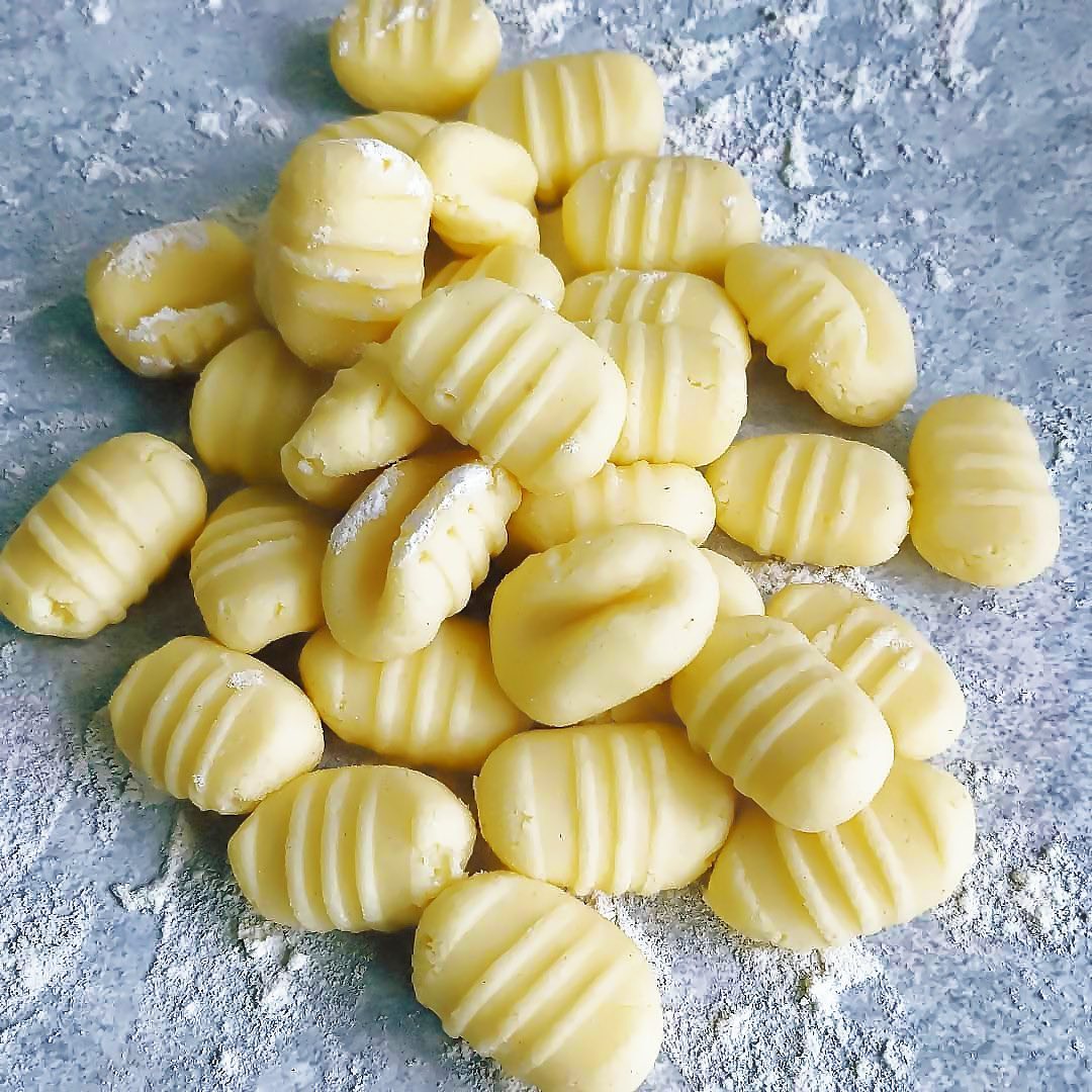 🥔Gnocchis de pomme de terre maison, une des garnitures signature du chef. ✍️
Ces gnocchis se marie très bien avec viandes 🥩ou poissons 🐟mais également un plat totalement végétarien. 😋
.
.
.
.
.
.
.
.
.
.
.
.
.
.
#gnocchi #italie #italianfood #italia
#octobrerose #chef #chefadomicile #chefprive #cuisine #menusurmesure #centrevaldeloire #traiteur #bourgesberry #bourges #paris #hellobourges #foodporn #food #semigastronomique #creativecuisine