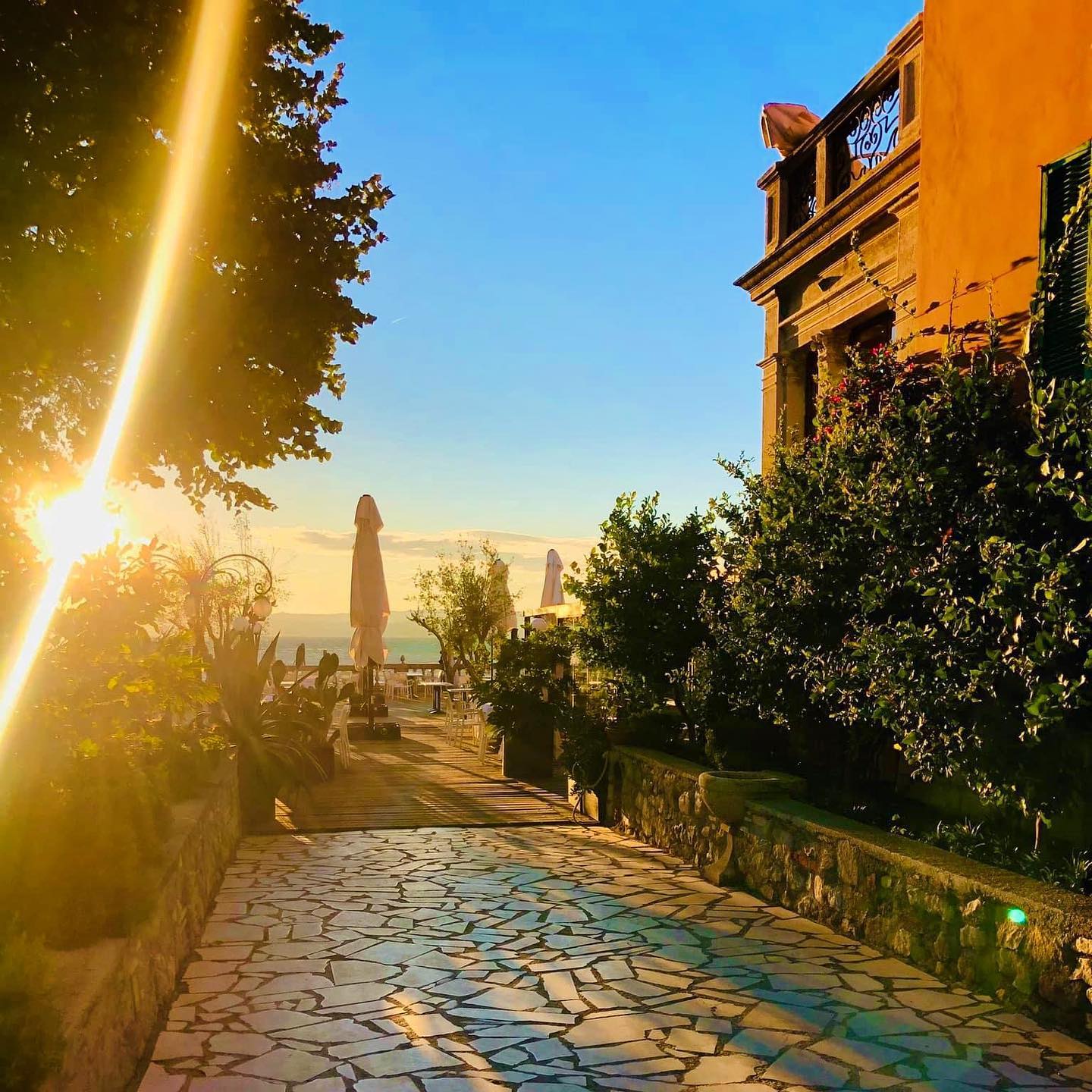 Hello October 🍂
#villapioppi #villapioppihotel #villapioppirestaurant #villapioppipizzeria #sirmione #gardalake