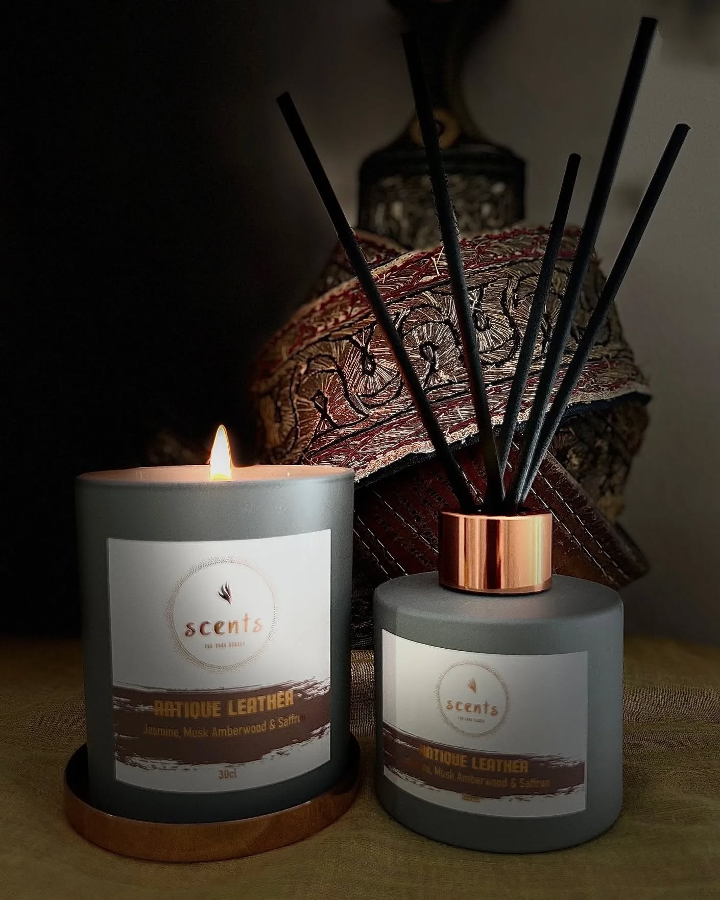 *New Fragrance*
Antique Leather
A grown up smell yet soft on the nostril, this is a masculine fragrance oozing with confidence. It doesn't boast...it doesn't need to...it knows it's good!
Top notes of night blooming jasmine, saffron and raspberry flow into mids of the thyme and olibanum all bottled on the base of vintage musk amberwood.
A great cold weather fragrance.