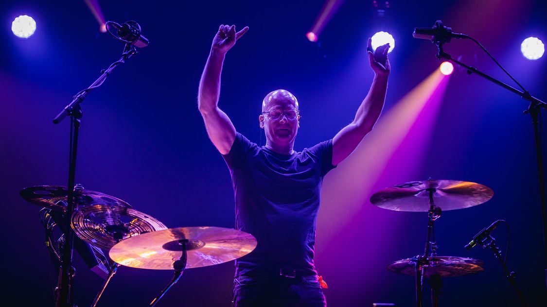 Living in the moment like @michaelschack here in @paard_denhaag. Toffe beats en echt werkelijk waar genieten in de zaal van onze Belgische vriend!
Herbeleef de show en swipen maar!
@herfstfest_drumfestival