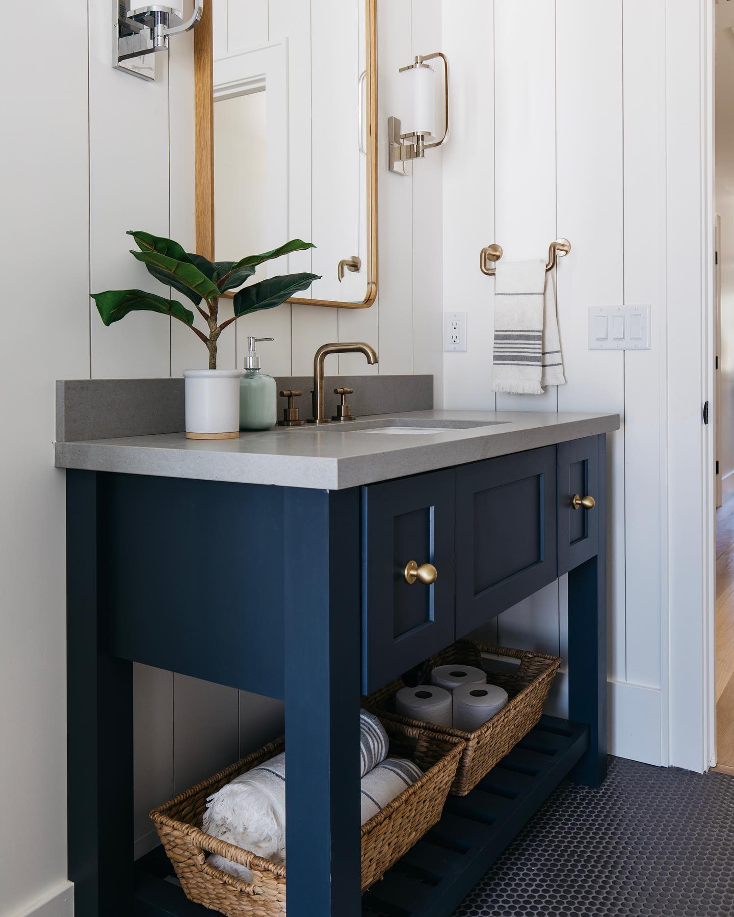 We are obsessed with this blue💙 #bluecabinets #bathroomvanity #bathroominsporation