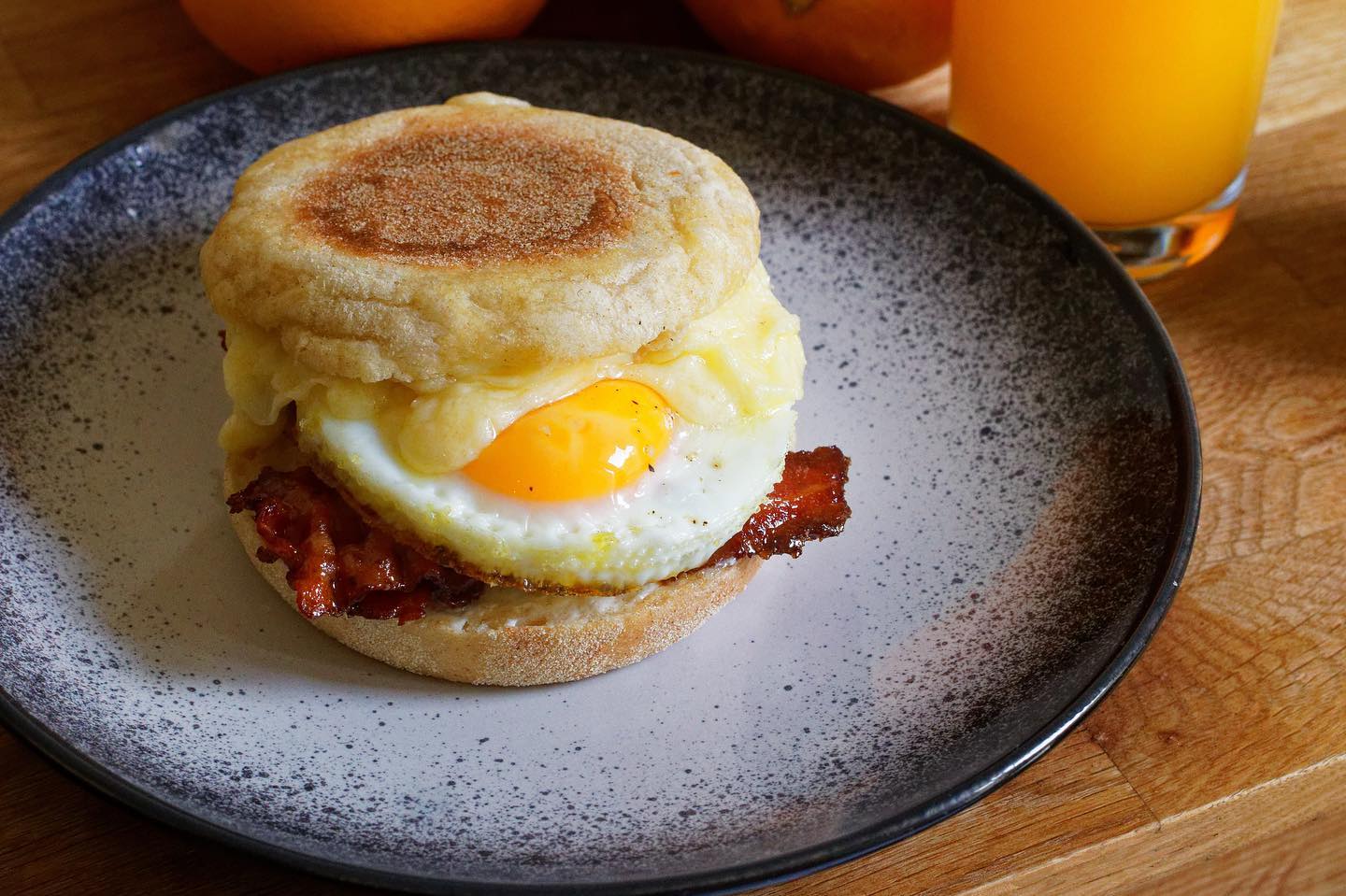 Plutôt bacon/cheddar fermier 🥓🧀 ou saumon/avocat 🐟🥑voici les nouvelles saveurs de nos muffins pour notre brunch du moment.
Avec le muffin 🥯il vous sera proposé un accompagnement, une verrine 🥗une tartine 🧇, un gâteau 🍰et un jus d’oranges pressées 🥤tout pour égayer vos matinées d’automne. 🍁🌈🌦🍂
.
.
.
.
.
.
.
.
.
.
.
.
.
#brunch #brunchtime #breakfast #dimanchematin #dimancheenfamille
#octobrerose #chef #chefadomicile #chefprive #cuisine #menusurmesure #centrevaldeloire #traiteur #bourgesberry #bourges #paris #hellobourges #foodporn #food #semigastronomique #creativecuisine #brunchàbourges #sundaybrunch #happyweekend #foodlover