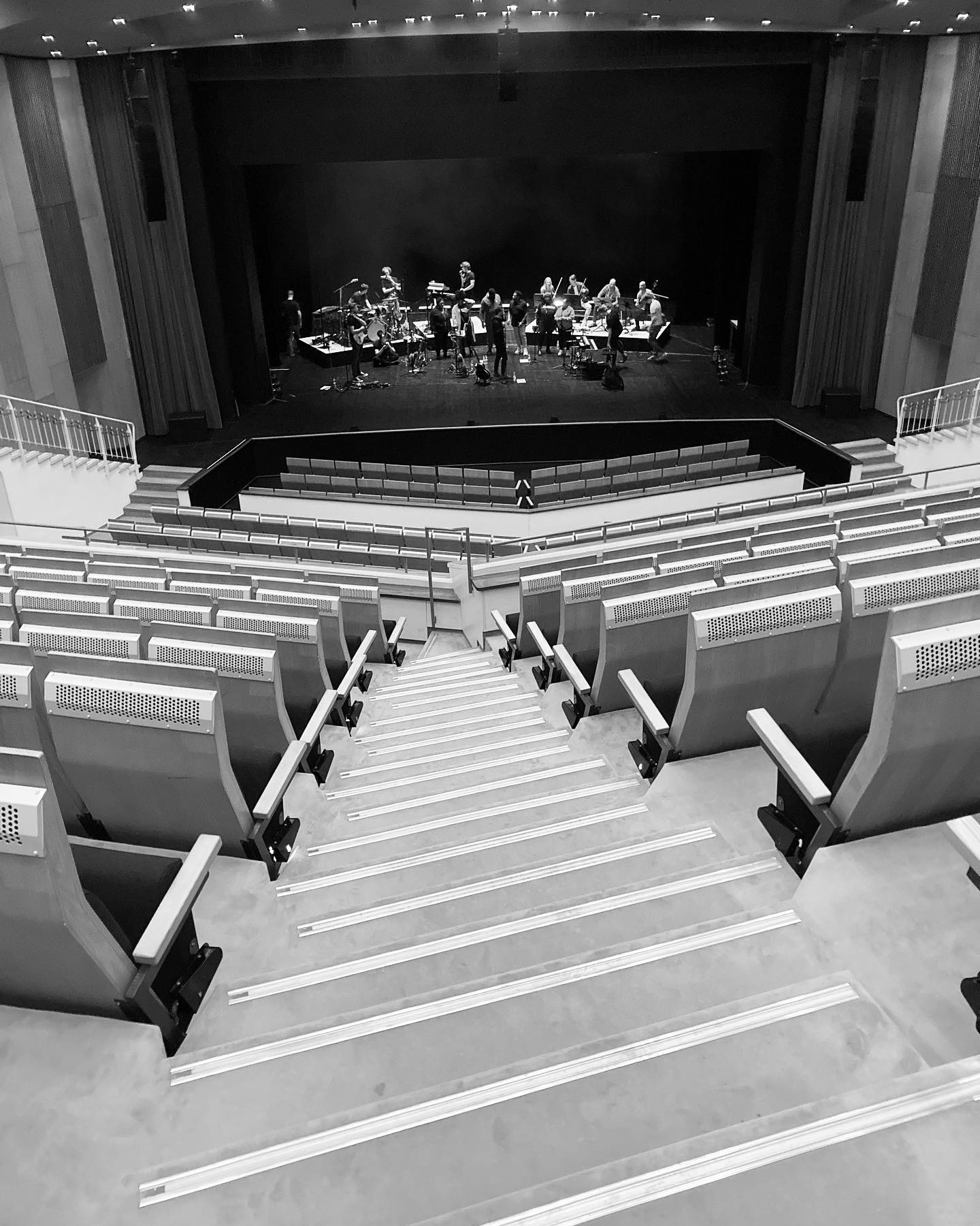 Gleich geht’s los im Sharoun Theater zu Wolfsburg. HAEVN geben ihr Debüt mit Gospelchor und Streich-Quartett in einem der schönsten Theater Deutschlands und das gibt dem 16köpfigen Ensemble das perfekte Szenario ihren temperamentvollen, zuweilen melancholischen Sound, bestmöglich in einem Konzertsaaal umzusetzen. @haevnmusic #sharountheaterwolfsburg @sharountheaterwolfsburg