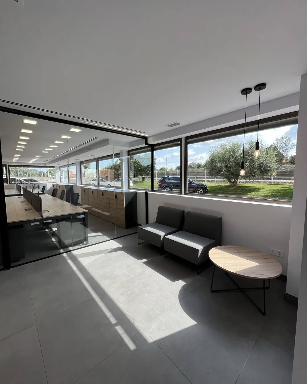 Avui us podem ensenyar el disseny final d'aquestes oficines, on els clients s'han atrevit amb acabats de color negre i el resultat és espectacular 🤩
#espaih #giligroup #arquitecturainterior #interiors #interiordesign #oficina #office
