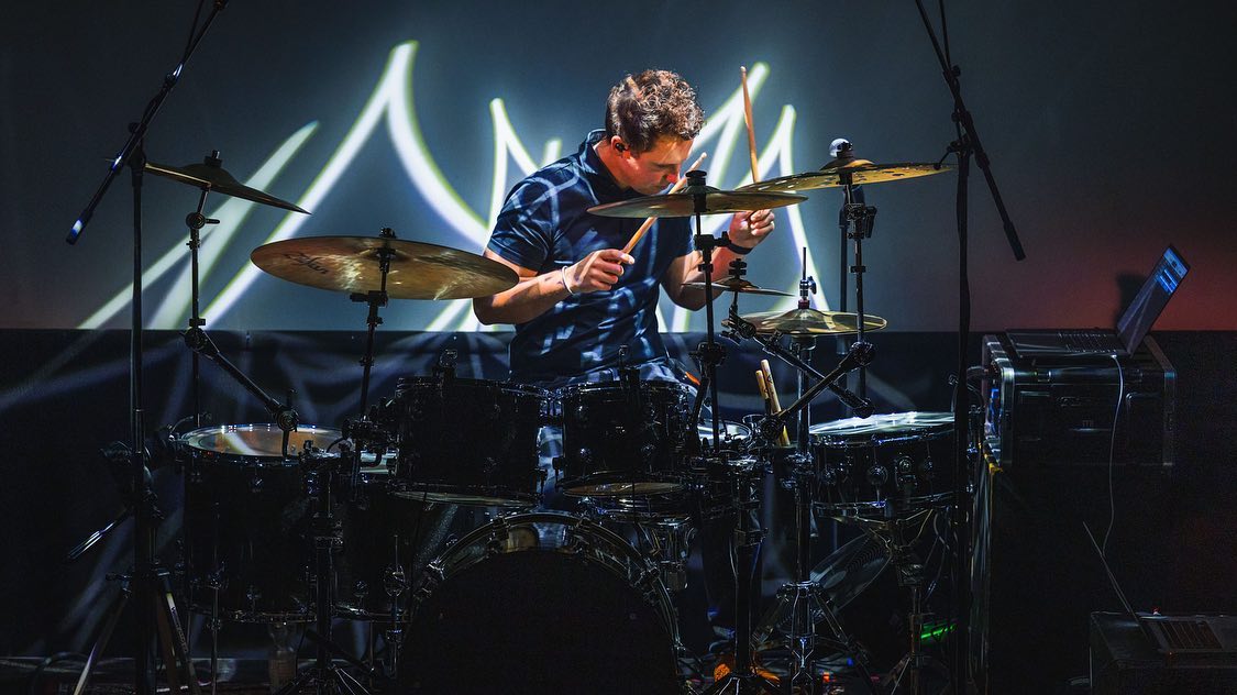 @maurits.jacob.drums in actie achter z’n set-up!