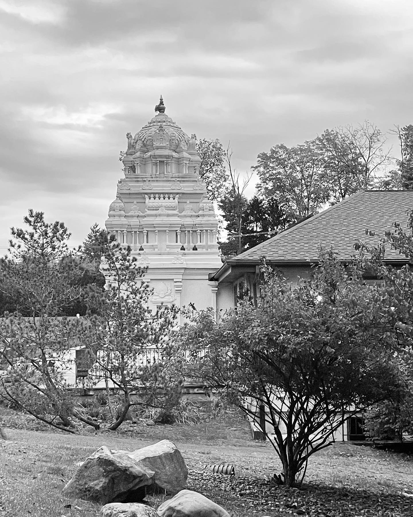 Thank you to my beautiful mentor and beloved friend @doctor.samosa for inviting me to the Inner Lotus Retreat 🪷 in the gorgeous Pocono mountains this weekend... ⛰️🍁🍂 You always inspire me to embrace the joy, wonder, and depth that life is all about — thank you for supporting my journey and giving me a space to share my gifts with such kind-hearted people. 🤍🙏🏻🪐💫✨