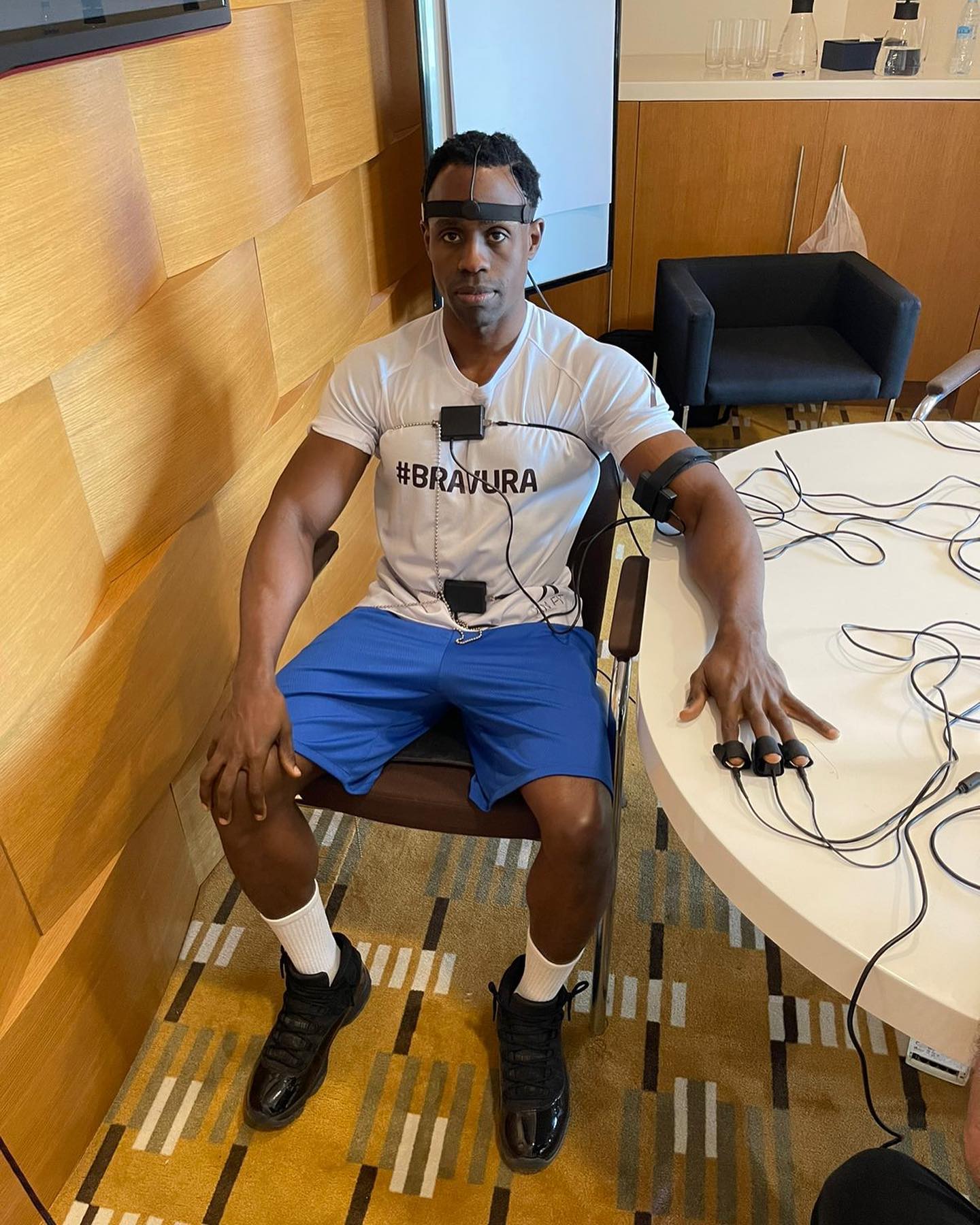 “Para um verdadeiro atleta não existem as tonalidades cinzas no que se refere a honra e justiça, só existe o certo e o errado.”
- frase adaptada do Código do Samurai.
“ Como presidente desta federação, e já várias vezes vim a dizer a público, a nossa filosofia e valores são diferentes e não são para todos. Queremos criar mais justiça nas competições de culturismo e educar, principalmente gerações mais jovens, de que não há necessidade de recorrer ao uso de doping para atingir níveis de alta competição e um físico de excelência. Até porque o uso do doping traz consequências não só de saúde, a nível físico e mental, como financeiras e sociais.
A nossa, minha, filosofia não é deitar abaixo quem consome, mas sim criar uma plataforma exclusiva para quem não deseja consumir e advertir as consequências do uso de substâncias proibidas. Quem não compete connosco não é sujeito aos nossos critérios, e por mais que a nossa filosofia seja diferente, não nos diz respeito aquilo que fazem ou deixam de fazer.
Estes, desde que não puxem o uso de substâncias aos nossos atletas, não temos qualquer tipo de responsabilidade com o que fazem como indivíduos. É uma escolha estritamente pessoal. Na verdade dou muito valor a quem ensina a reflectir nestas escolhas de forma séria, honesta e consciente.
Por essa razão não temos que nos pronunciar e não nos diz respeito sobre quem faz uso de substâncias e traz os seus alunos, atletas naturais, a competir connosco. Sãos os atletas que competem, não eles, que vão ser avaliados e testados! Amizades existem neste meio, somos um país pequeno, e não somos nós quem vai fazer essa separação que só iria prejudicar este desporto a curto/longo prazo. Acho que já devíamos todos ter a maturidade de conseguir separar as coisas. Digo isto porque já começam rumores de que por treinadores que são abertos ao uso de substâncias, algo que vai contra aos nossos princípios, os seus atletas que competem connosco também usam. As coisas não são bem assim e deveria haver senso comum por parte dessas pessoas que fazem acusações sem fundamento, sem ponta de educação, baseadas em pura reação emocional sobre aquilo que não entendem.
(Continua nos comentários👇🏼)