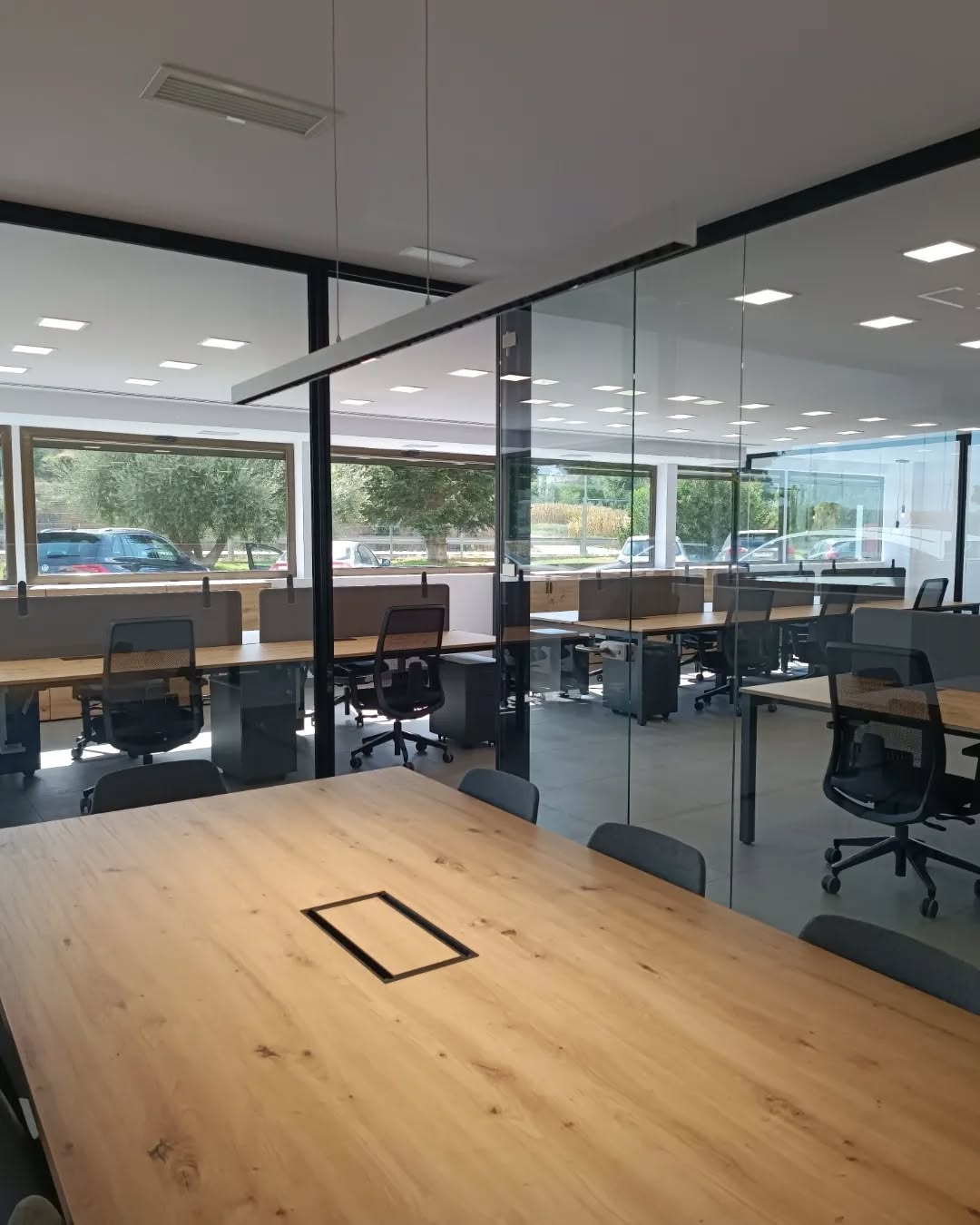 Tots els projectes que entren al despatx els agafem amb molta il·lusió, però els de proximitat encara més! 🤩 Molt contentes del resultat de les oficines @giligroup , aquí us deixem la sala de reunions i la recepció 🤓🖥️
#espaih #oficina #office #arquitecturainterior #arquitectura #interiordesign #interiors #giligroup