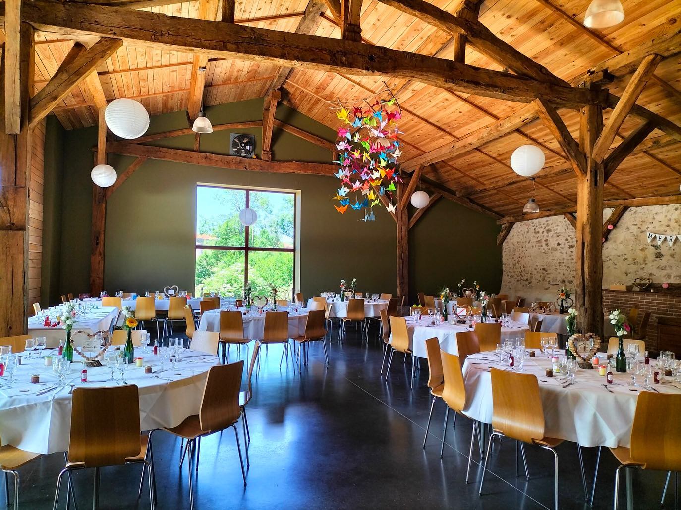Cette période estivale des mariages touche à sa fin au domaine.
Une saison de plus sous le signe de la réussite et de l’amour !
#domainedespalais #wedding #coteroannaise #vineyard #amour #ambierle