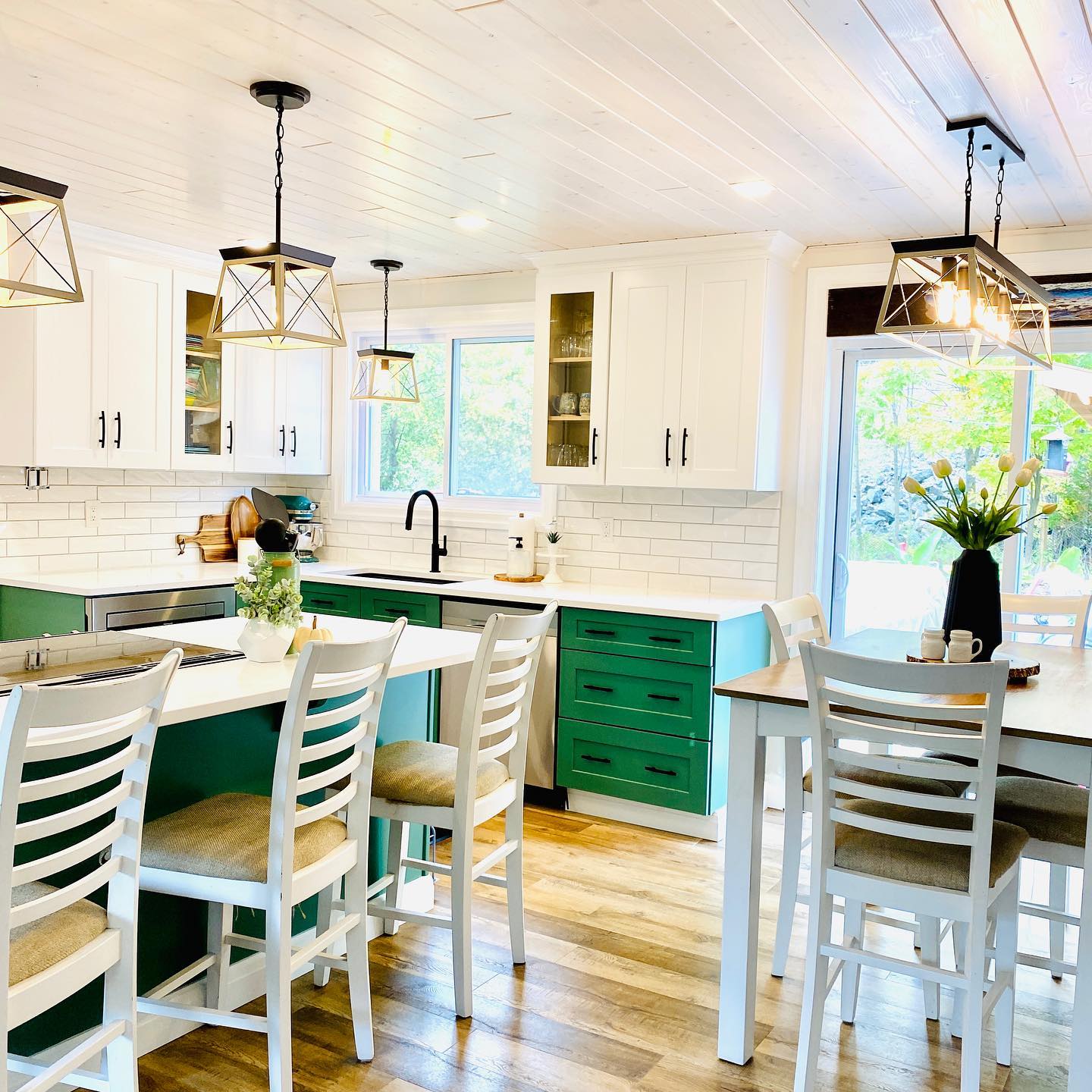 Adding a pop of colour to any space can make your day brighter
Design by @evolve.interiordesign
Cabinetry by @rockwoodkitchens
#interiordesign #design #kitchen #renovation #entertaining #kitchendesign #construction #muskoka #evolveinteriordesign