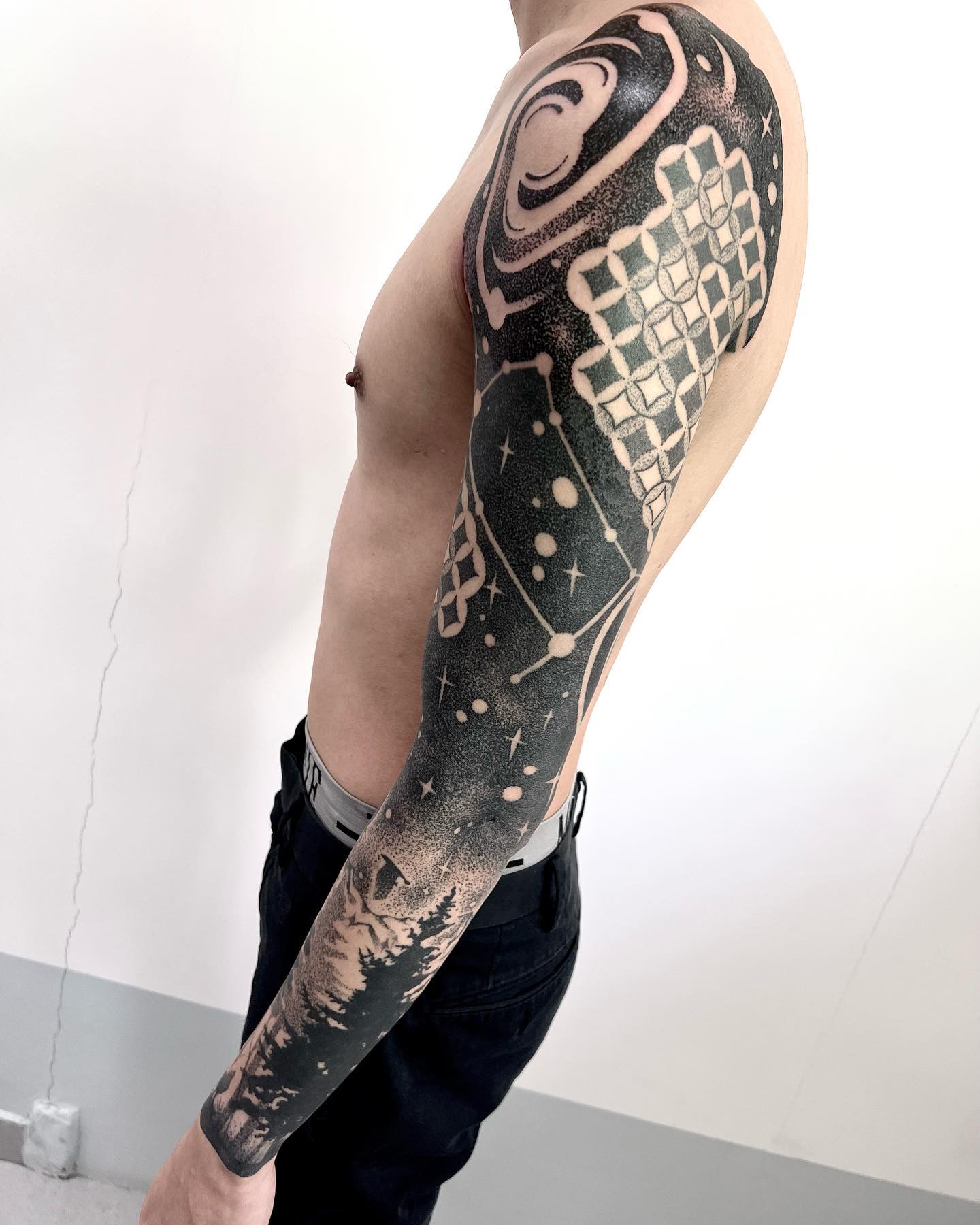 From trees to galaxy ! On Gerald #blackworktattoo #blackworkerssubmission #singaporetattoo #galaxy #inktattoo @crown.sg #oddtattooer